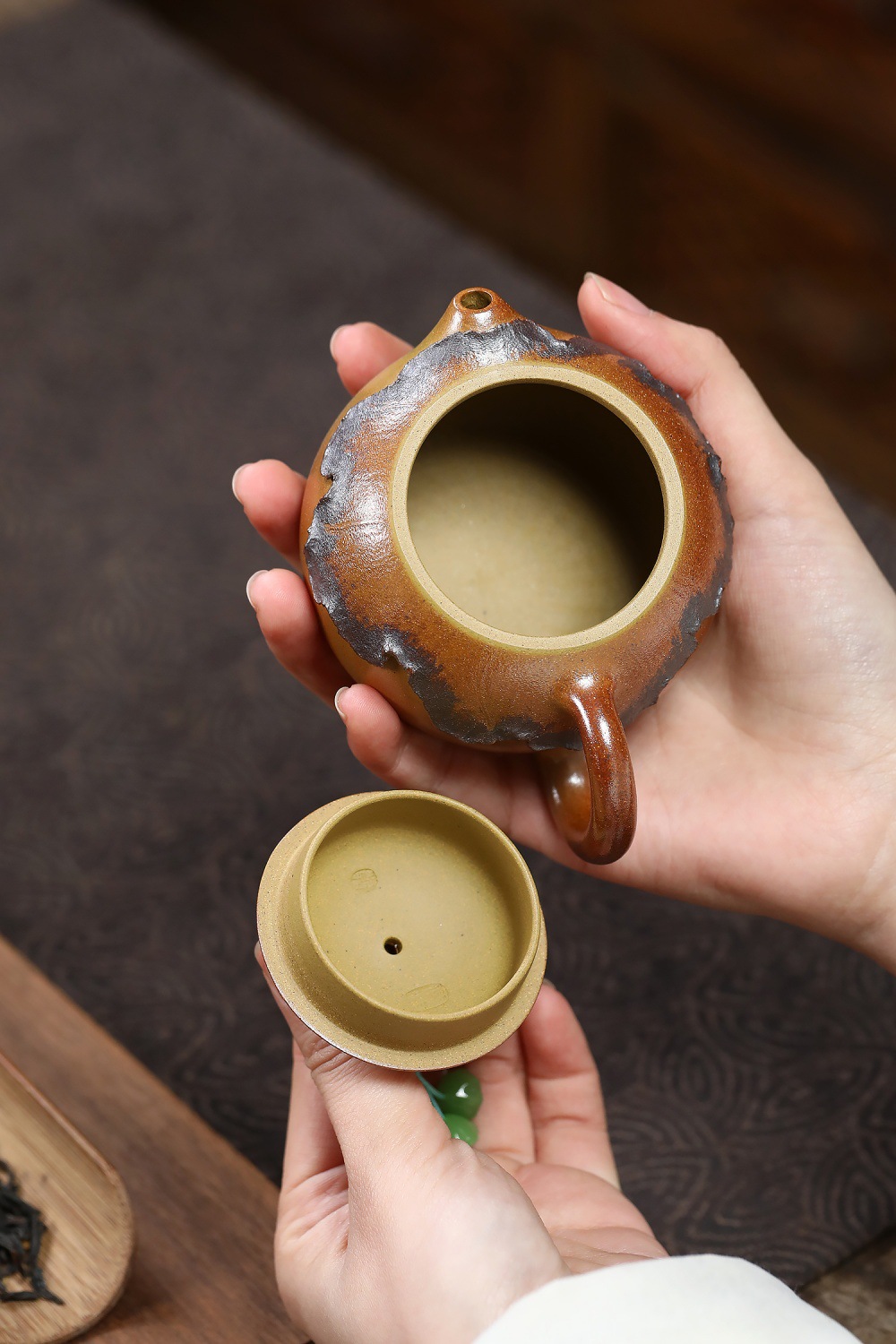宜興紫砂壺原礦龍骨金砂金玉蓮台壺(170ml)，南山居手工柴燒紫砂壺，粗獷岩石紋理與溫潤泥胎完美結合，壺口精緻細膩，展現古樸茶具之美。