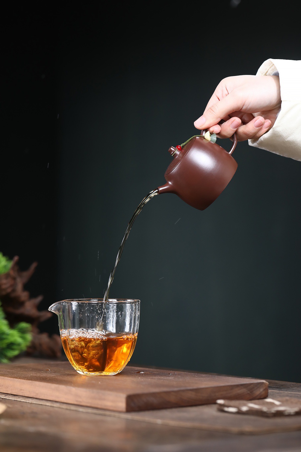 宜興紫砂壺原礦朱泥漢鐸壺(160ml)，南山居手工紫砂壺，壺身呈現溫潤深褐色，傾倒出金黃清澈茶湯，展現極佳的壺嘴出水工藝。