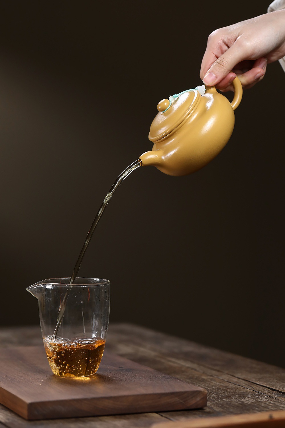 宜興紫砂壺原礦黃金朱泥金砂古月壺(280ml)，南山居段泥手工紫砂壺，壺身色澤溫潤雅緻，注水線條流暢，展現極致的泡茶工藝美學。