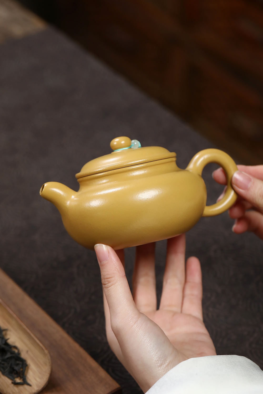 宜興紫砂壺原礦黃金朱泥金砂古月壺(280ml)，南山居段泥扁腹壺，壺身色澤溫潤如玉，工藝精湛展現禪意，適合品茗與茶藝收藏。