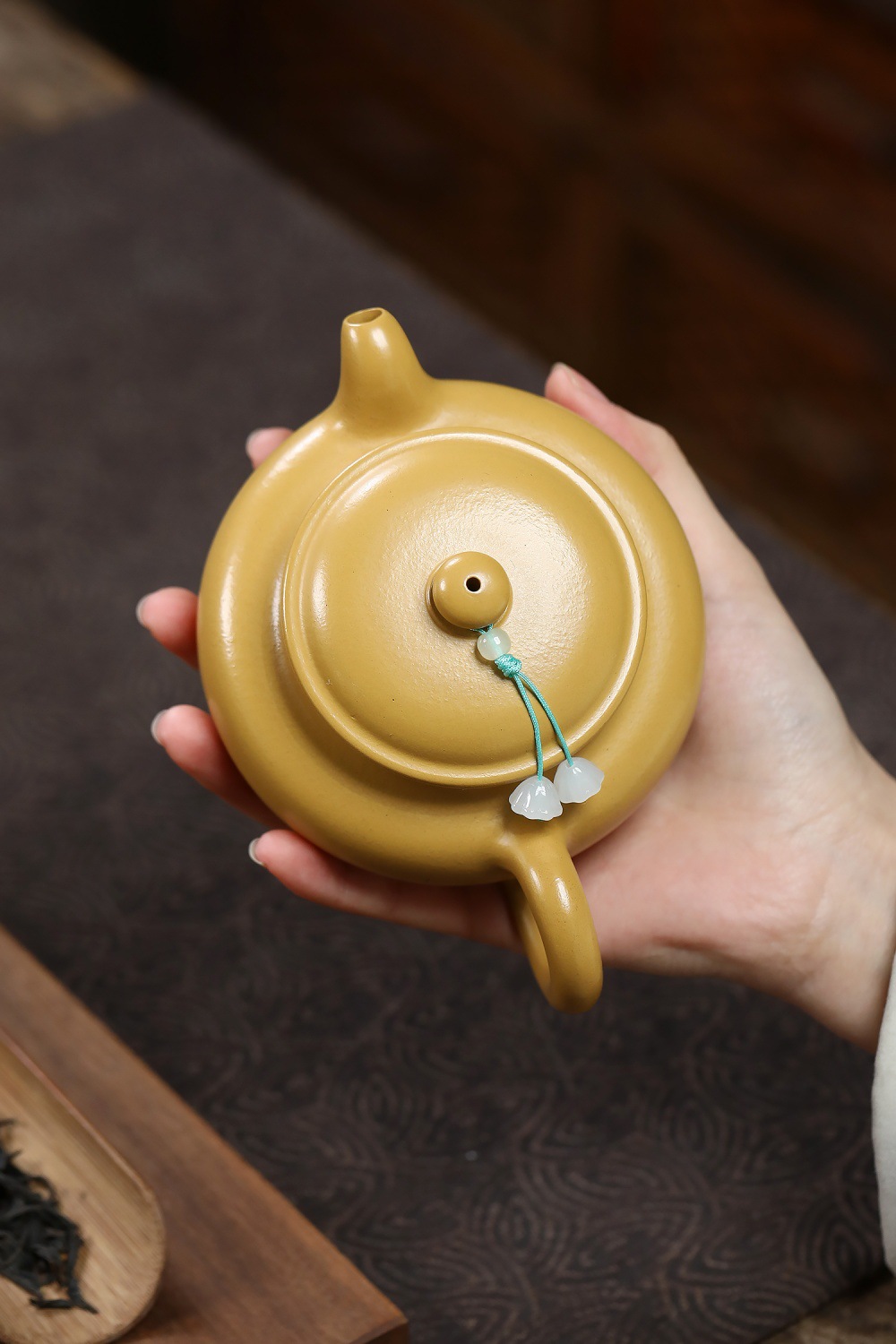 宜興紫砂壺原礦黃金朱泥金砂古月壺(280ml)，南山居段泥扁腹壺，壺身呈現溫潤明黃色澤，造型古樸雅致，器型設計簡約圓潤，展現極佳手感。
