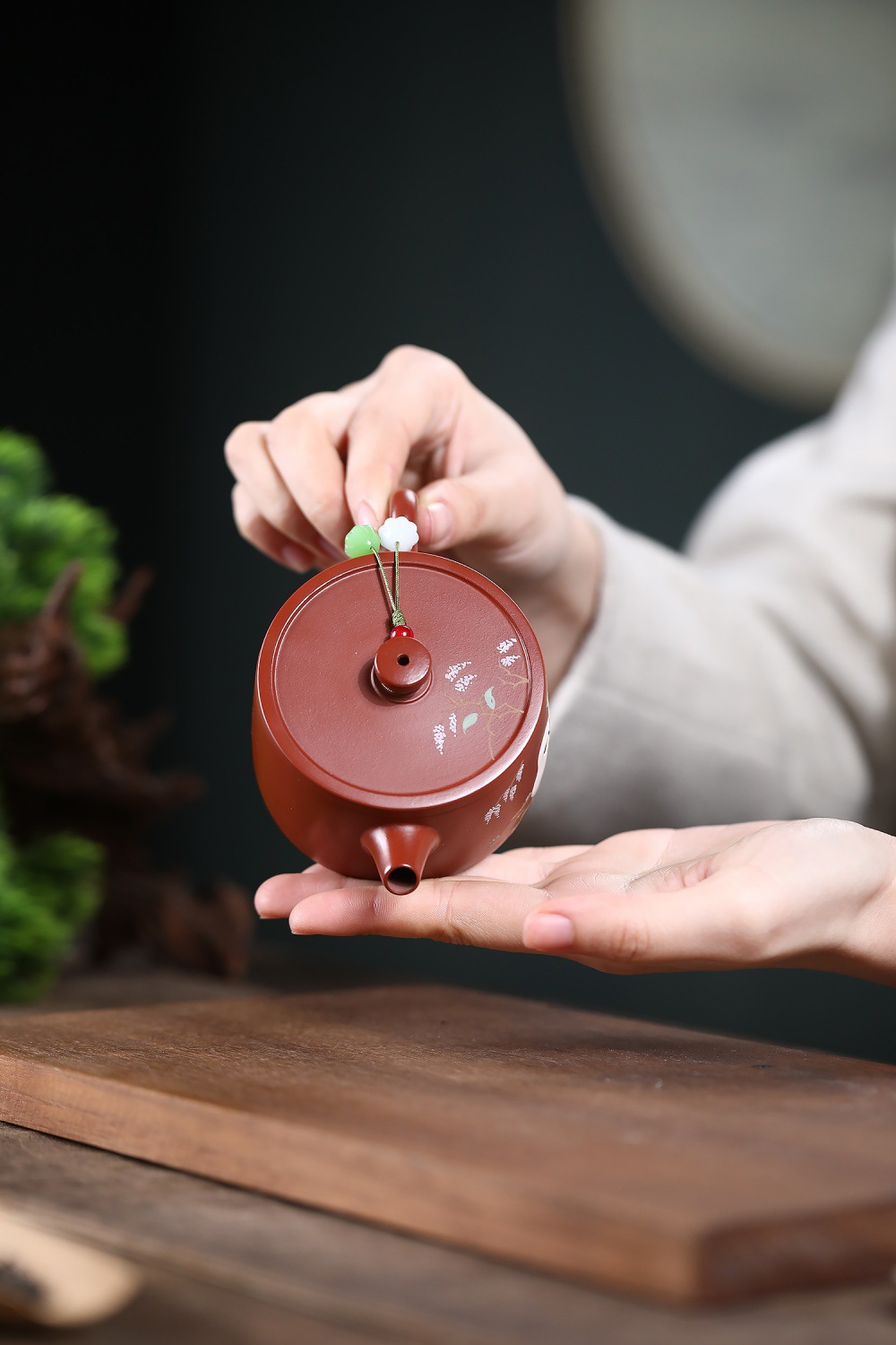 宜興紫砂壺原礦大紅袍春溪逸鵝壺(150ml),南山居手工紫砂壺,壺身雕刻精緻花卉,搭配雅致壺繩,展現東方茶道美學。