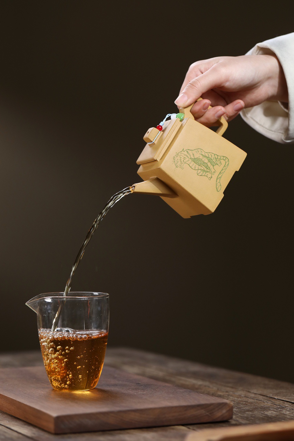 宜興紫砂壺原礦段泥虎嘯方樽壺(260ml)，南山居段泥四方虎刻紫砂壺，壺身鐫刻精緻猛虎圖騰，倒茶時水柱綿密，展現優雅工藝。