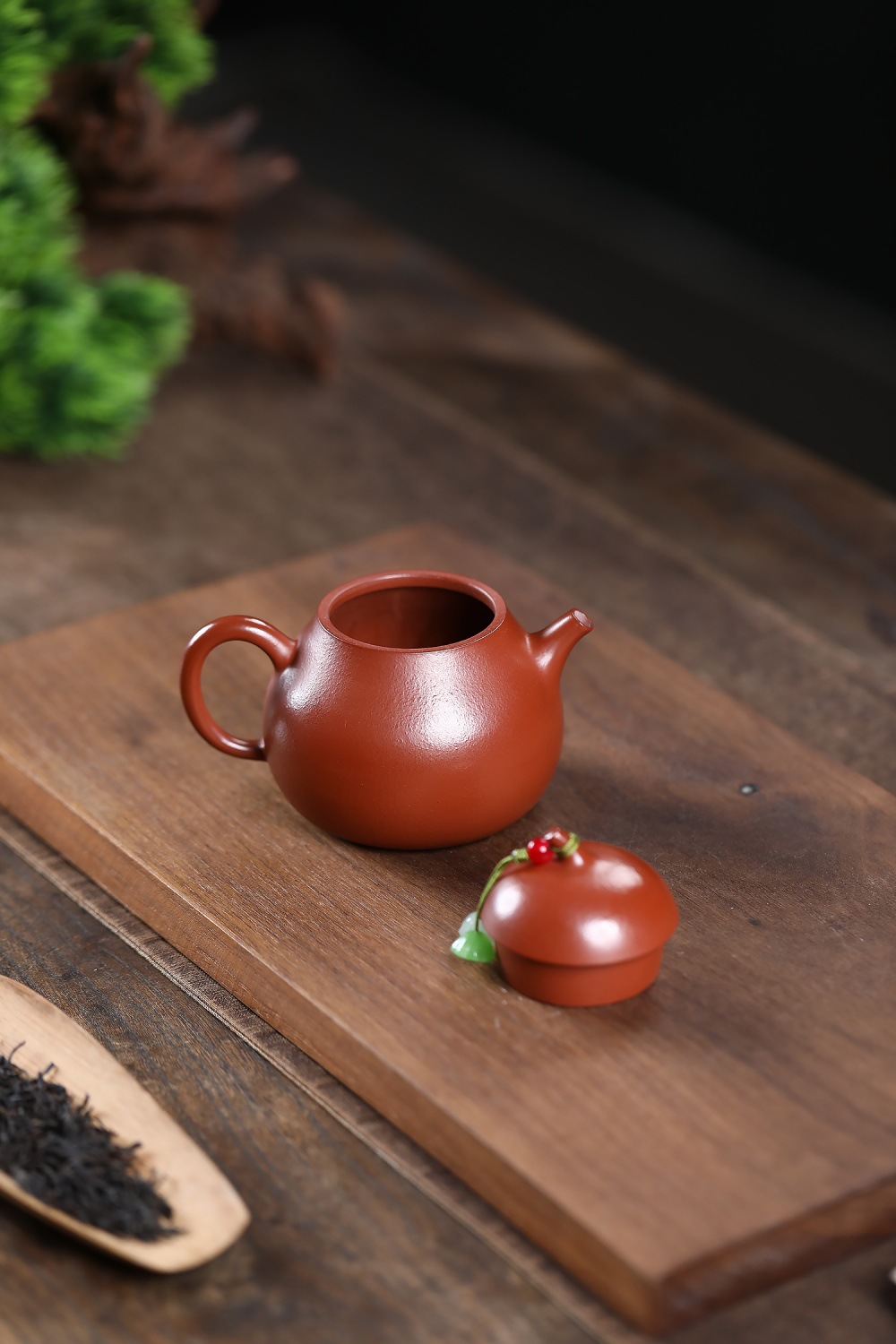 宜興紫砂壺原礦朱泥小品茄瓜壺(160ml)，南山居手工朱泥小品茶壺，壺身圓潤飽滿色澤古樸，展現細膩精湛的紫砂工藝，是品茗愛好者的首選茶具。
