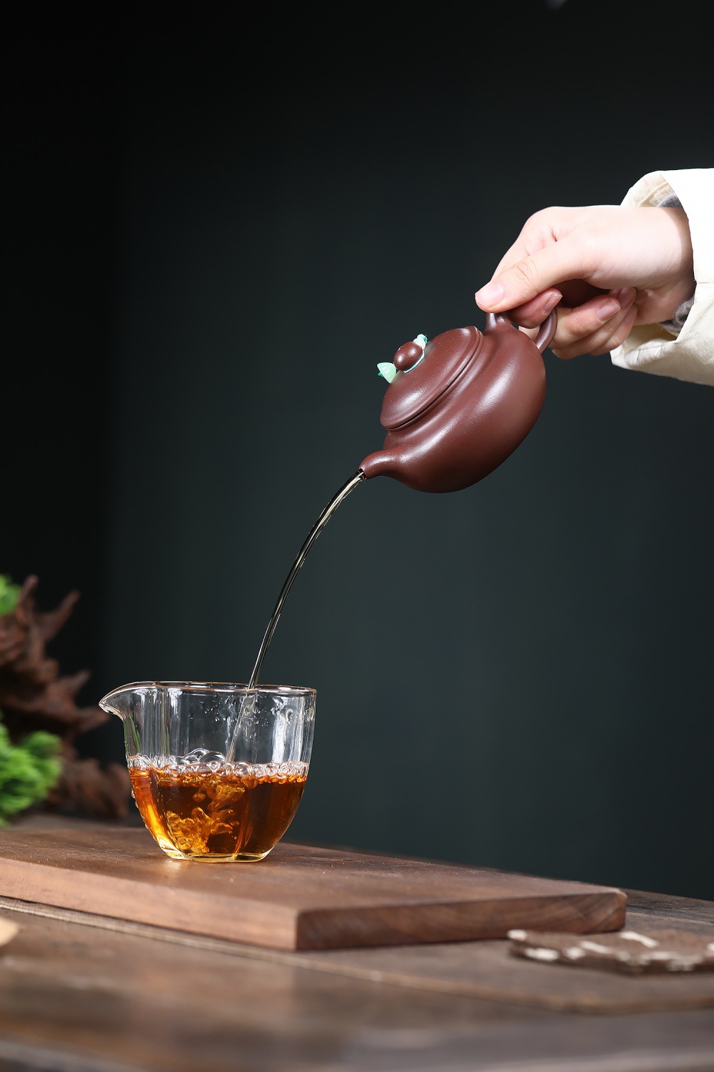 宜興紫砂壺原礦陳腐紫泥文人仿古壺(200ml)，南山居精緻紫砂壺倒茶，壺身色澤深沉典雅，出水如柱流暢，展現頂級紫砂工藝與茶席之美。