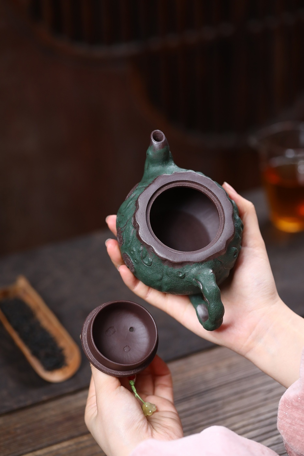 宜興紫砂壺原礦紫泥金錢豹仿生壺(310ml)，南山居手工雕塑段泥紫砂壺，壺身呈現獨特綠泥肌理，細膩工藝展現古樸茶道美學。