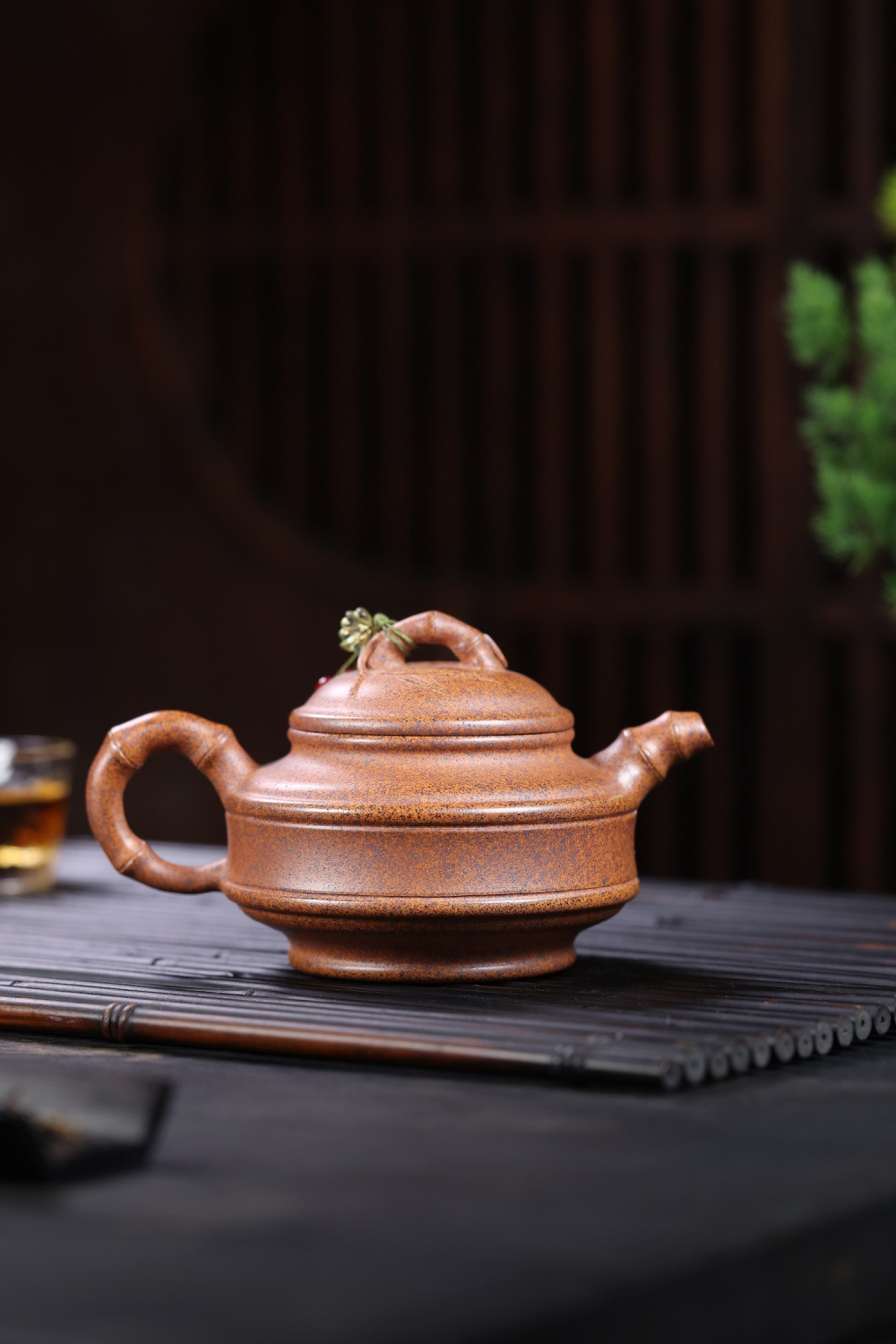 宜興紫砂壺原礦龍骨金砂柴窯竹鼓壺(290ml),南山居精選手工紫砂竹節壺,壺身扁圓樸拙,砂質細膩,竹節造型把鈕流暢優雅,適合泡茶。