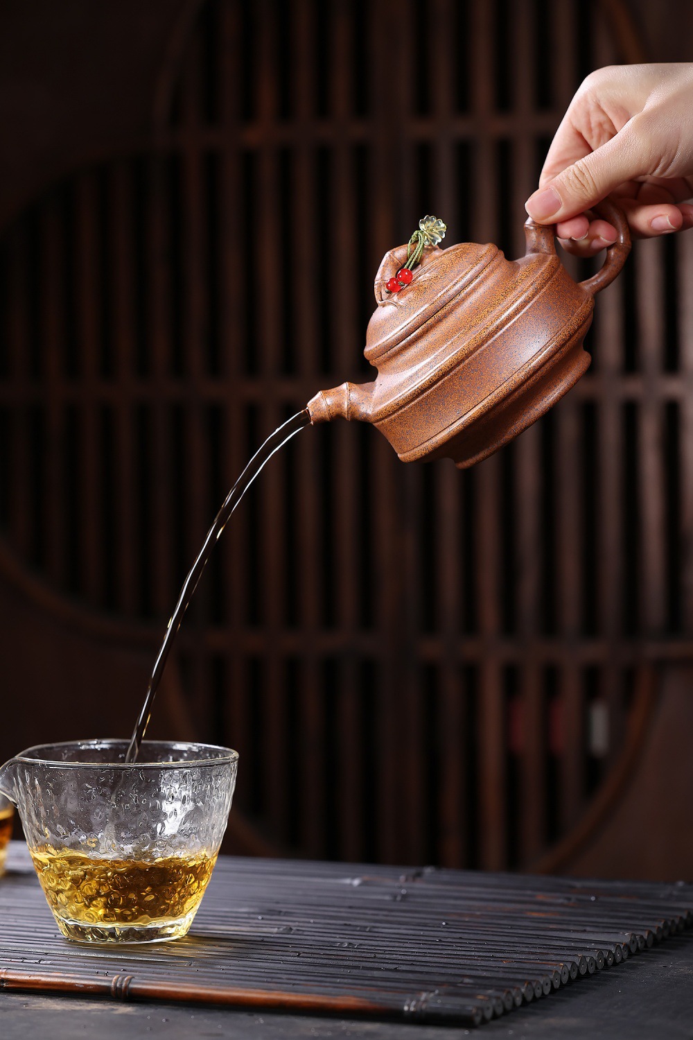 宜興紫砂壺原礦龍骨金砂柴窯竹鼓壺(290ml),南山居手工紫砂壺,壺身樸拙溫潤,蓋鈕點綴漿果,茶湯涓涓流瀉,質感優雅。