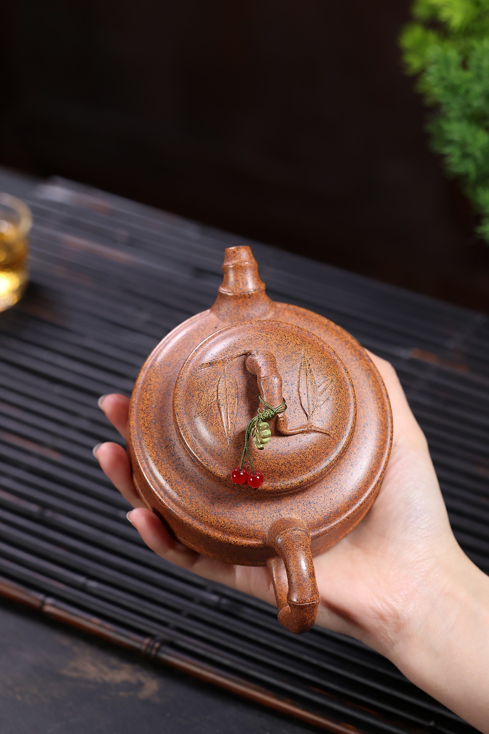 宜興紫砂壺原礦龍骨金砂柴窯竹鼓壺(290ml),南山居手工紫砂竹節壺,壺蓋竹葉浮雕精緻,泥料粗獷赤褐色,展現自然雅趣。