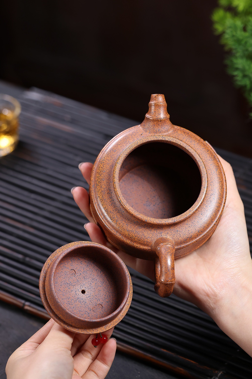 宜興紫砂壺原礦龍骨金砂柴窯竹鼓壺(290ml),南山居手工原礦朱泥扁圓壺,壺身泥色古樸,竹節把手設計獨特,展現紫砂茶具禪意美學。