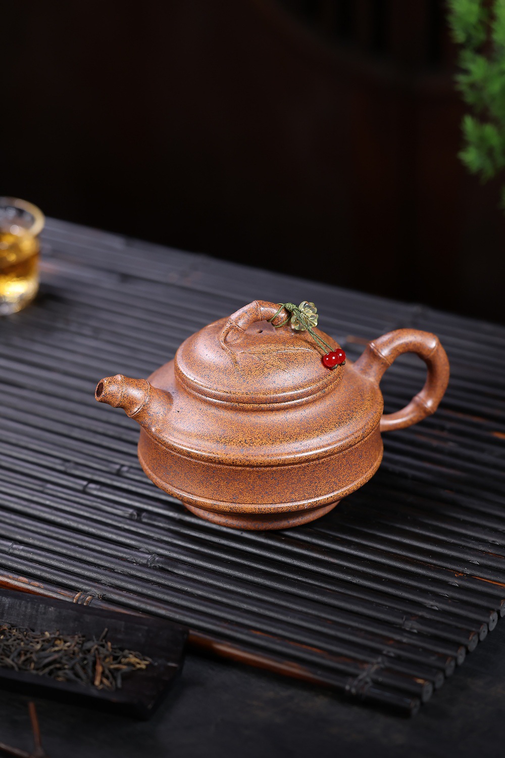 宜興紫砂壺原礦龍骨金砂柴窯竹鼓壺(290ml),南山居手工竹節紫砂壺,壺身泥色古樸雅緻,竹節造型出水流暢,展現精湛茶道工藝。