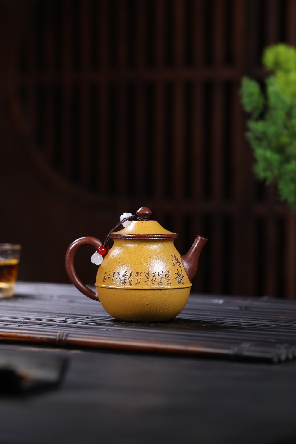 宜興紫砂壺原礦龍血砂雙色玉瓶壺(120ml)，南山居精選黃泥紫砂壺，壺身刻有雅緻書法，搭配深棕色壺把與壺嘴，造型圓潤典雅。
