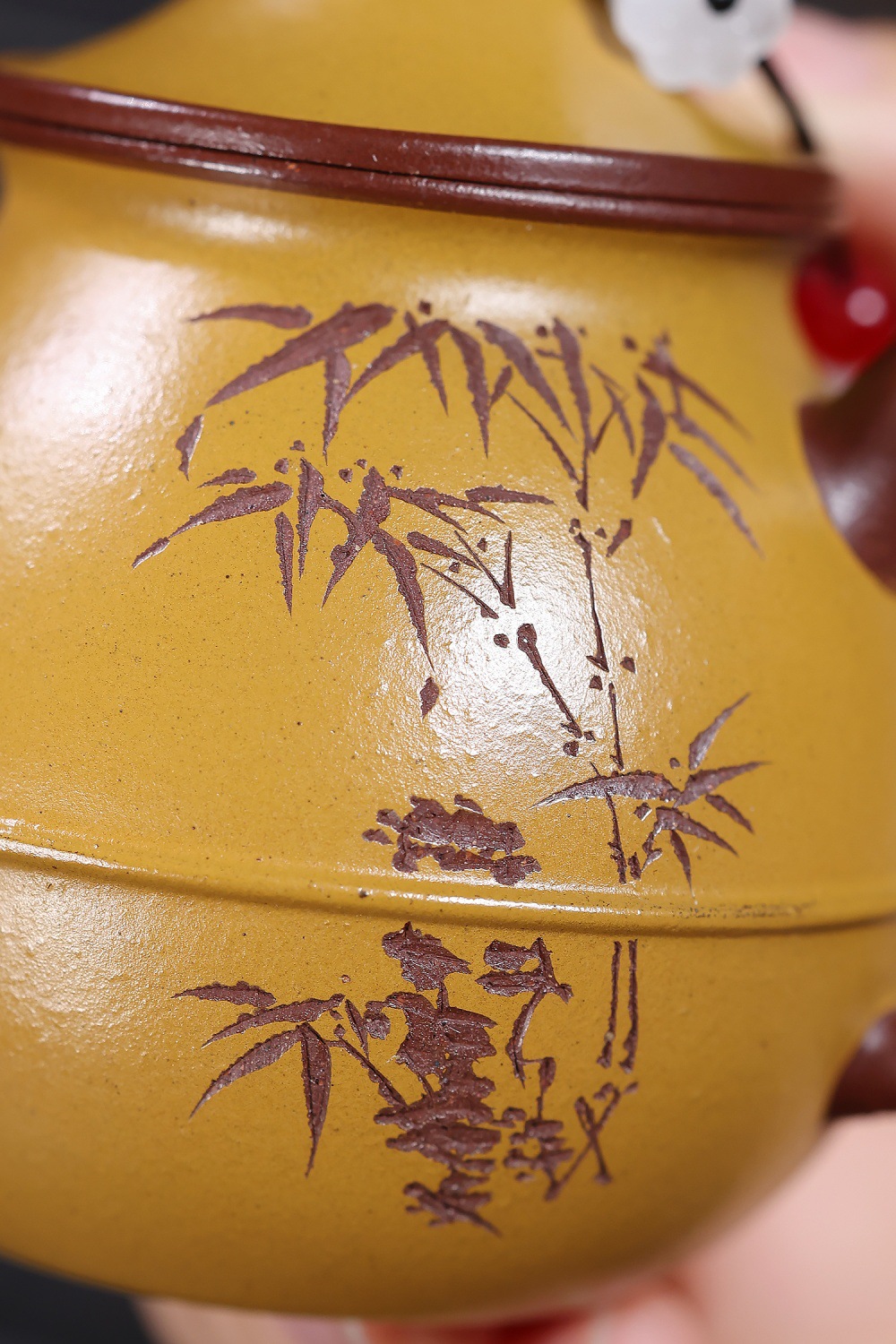 宜興紫砂壺原礦龍血砂雙色玉瓶壺(120ml)，南山居手工紫砂壺，壺身黃泥溫潤，飾以深色竹刻與書法，典雅禪意。