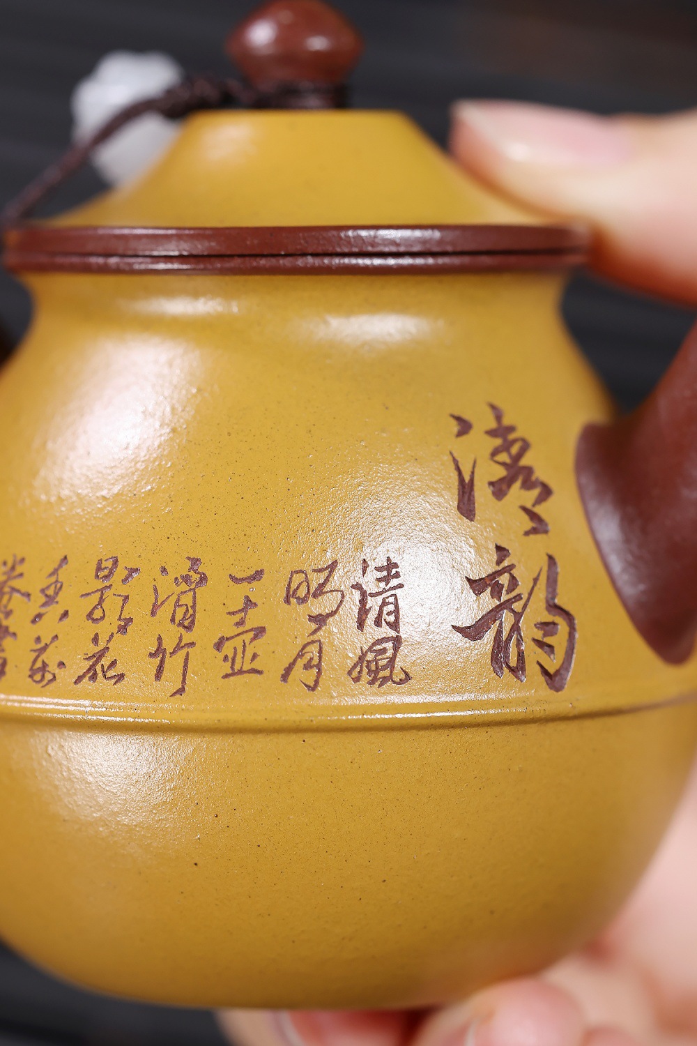 宜興紫砂壺原礦龍血砂雙色玉瓶壺(120ml)，南山居精選黃泥紫砂壺，壺身呈溫潤土黃色，刻有詩文墨寶，傳遞雅緻茶韻。