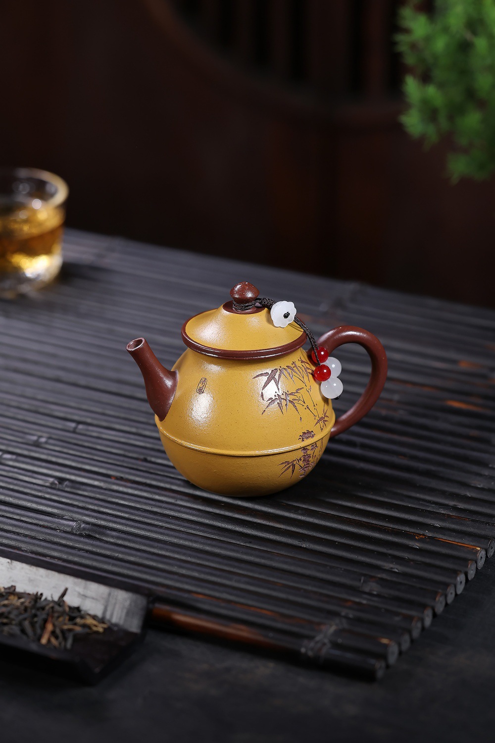 宜興紫砂壺原礦龍血砂雙色玉瓶壺(120ml)，南山居手工黃泥竹紋紫砂壺，壺身飽滿圓潤，泥色溫潤，出水流暢，手工雕刻竹葉。