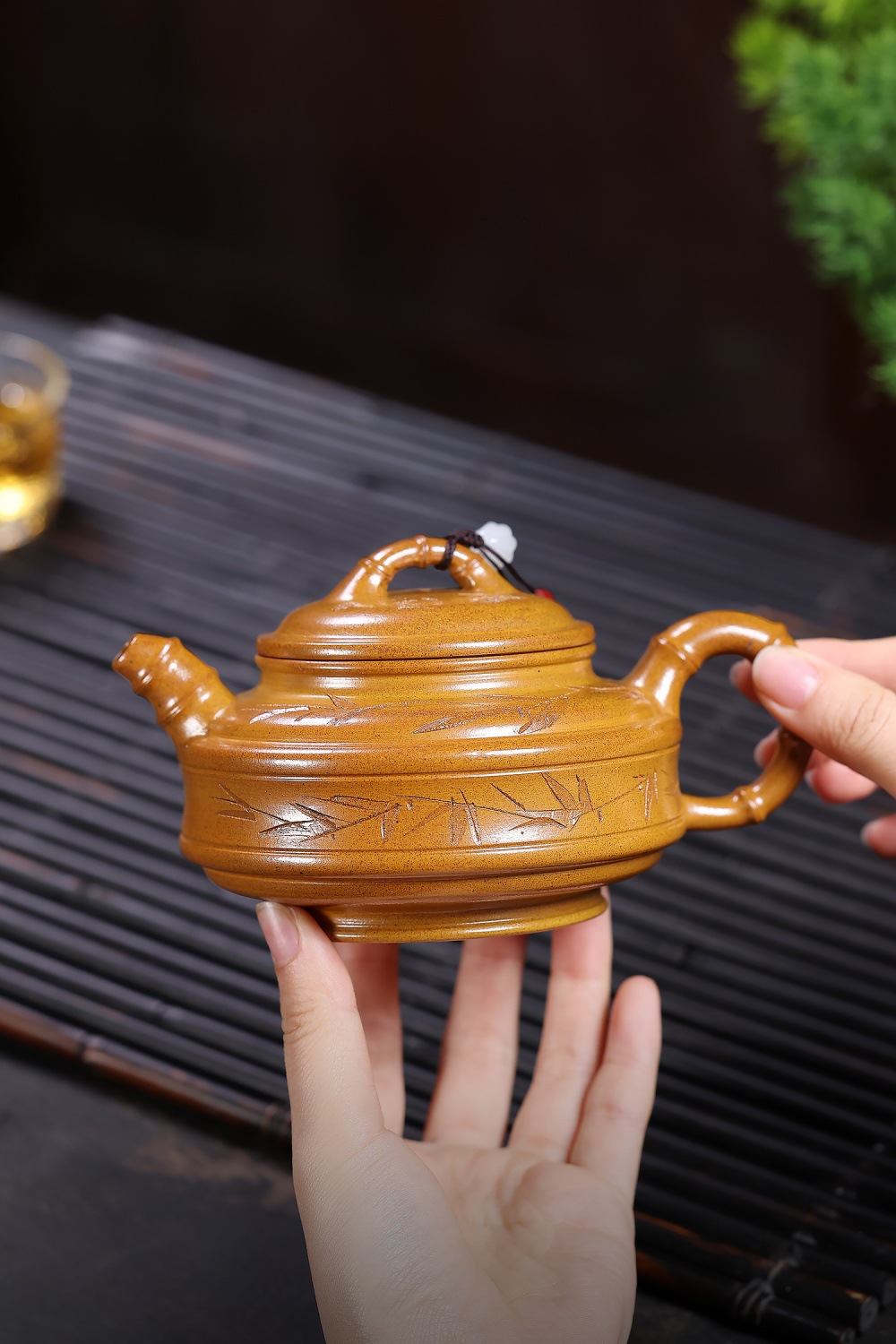 宜興紫砂壺原礦龍骨金砂窯火竹影壺(320ml),南山居手工紫砂竹節橫把壺,壺身刻有雅緻竹紋,色澤溫潤,展現禪意茶道美學。