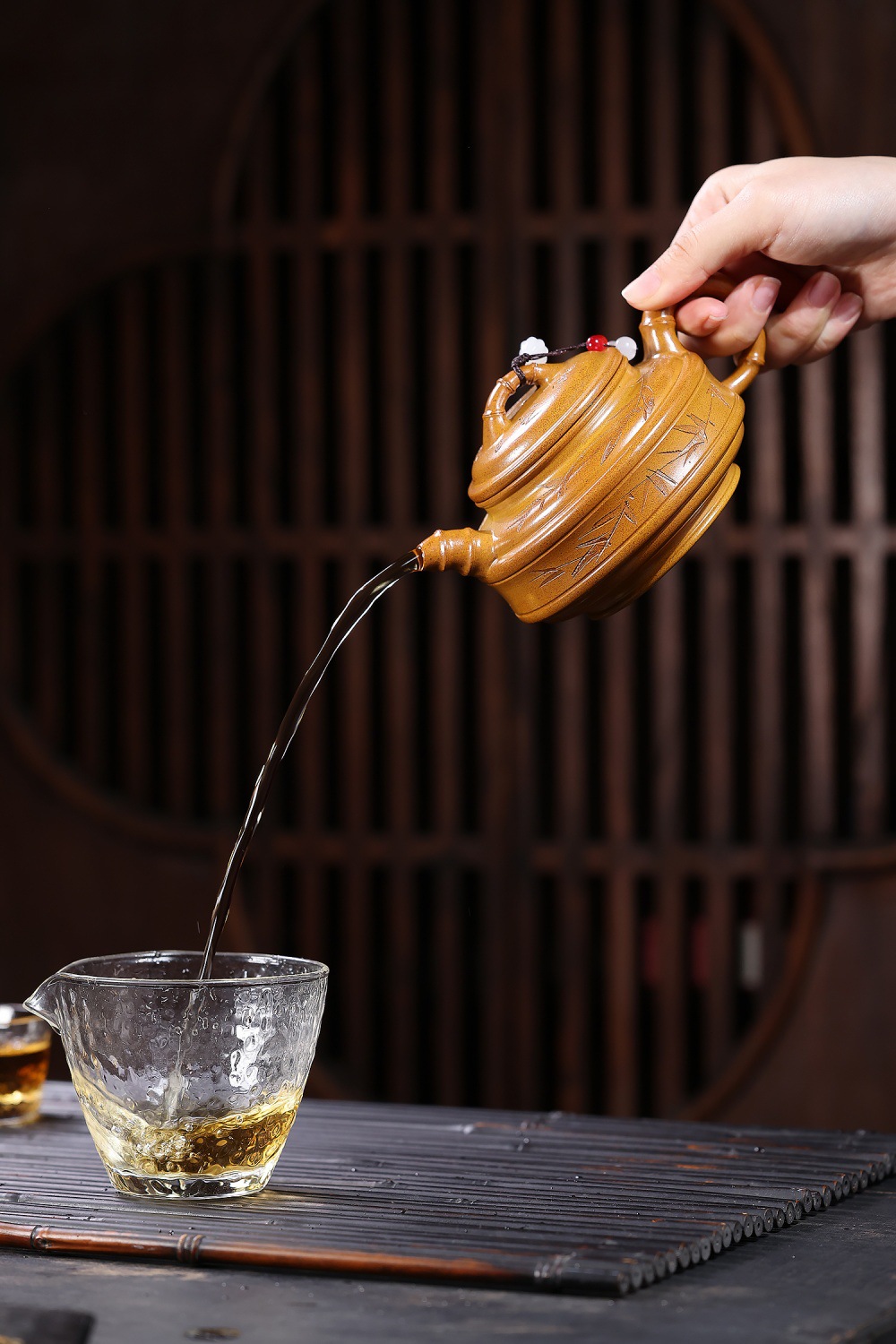 宜興紫砂壺原礦龍骨金砂窯火竹影壺(320ml),南山居竹節造型紫砂陶壺,壺身刻有竹葉紋,搭配剔透玻璃公道杯,優雅傾注茶湯。