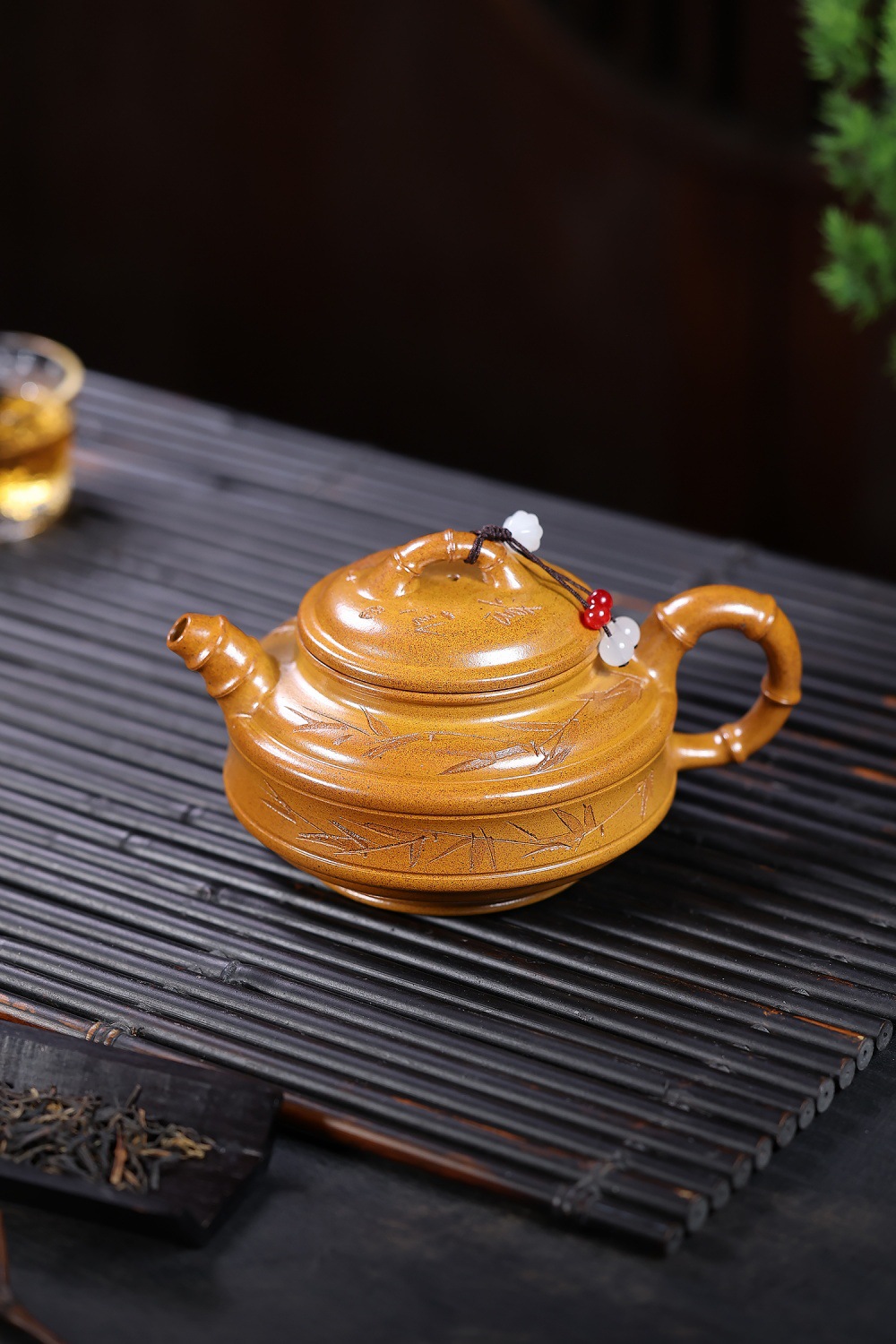 宜興紫砂壺原礦龍骨金砂窯火竹影壺(320ml),南山居手工段泥竹刻茶壺,壺身扁圓,飾有竹葉雕刻,壺把仿竹造型,禪意雅緻。