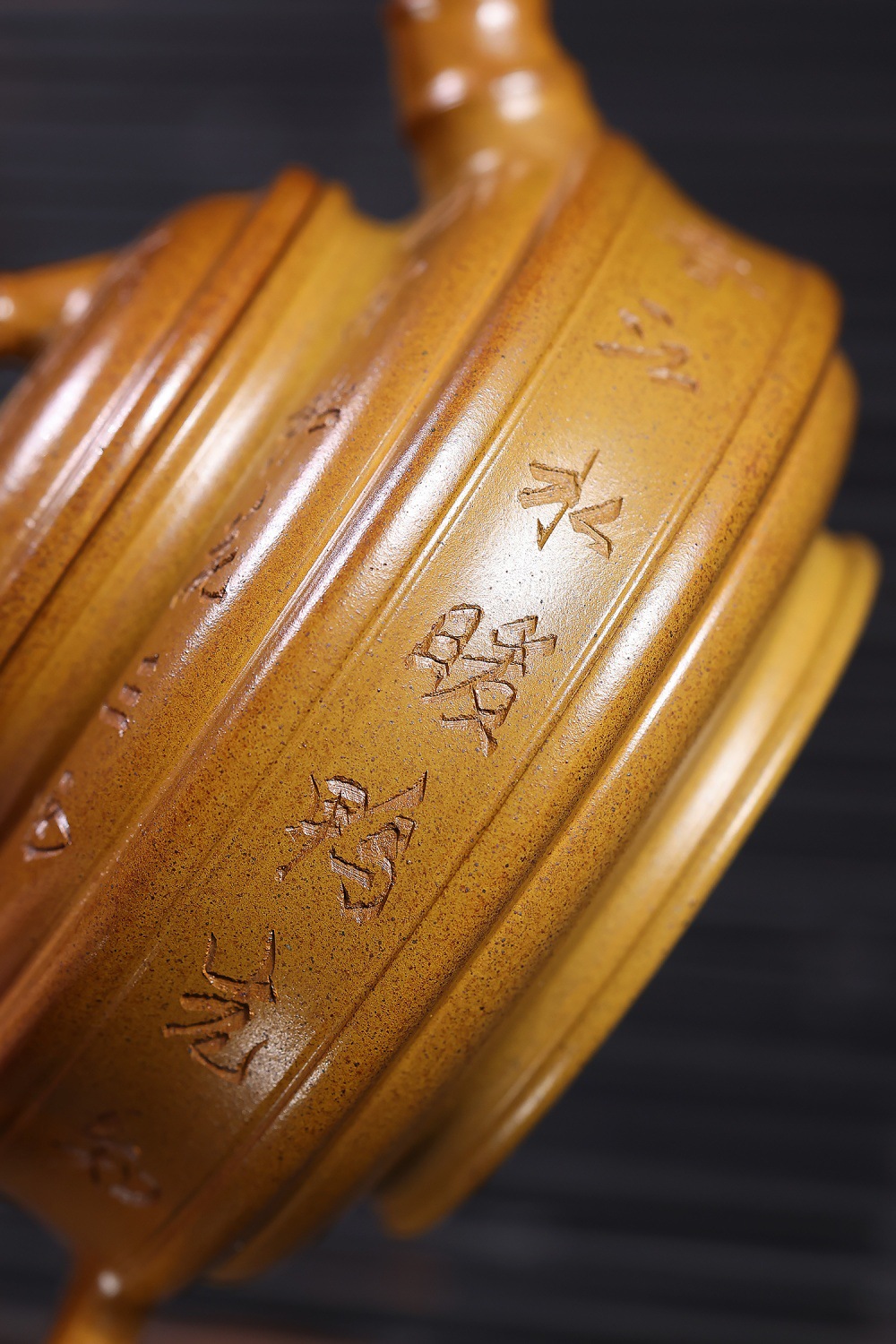 宜興紫砂壺原礦龍骨金砂窯火竹影壺(320ml),南山居手工段泥紫砂壺,壺身溫潤金黃,表面雕刻雅緻茶道詩文,古樸韻味十足。