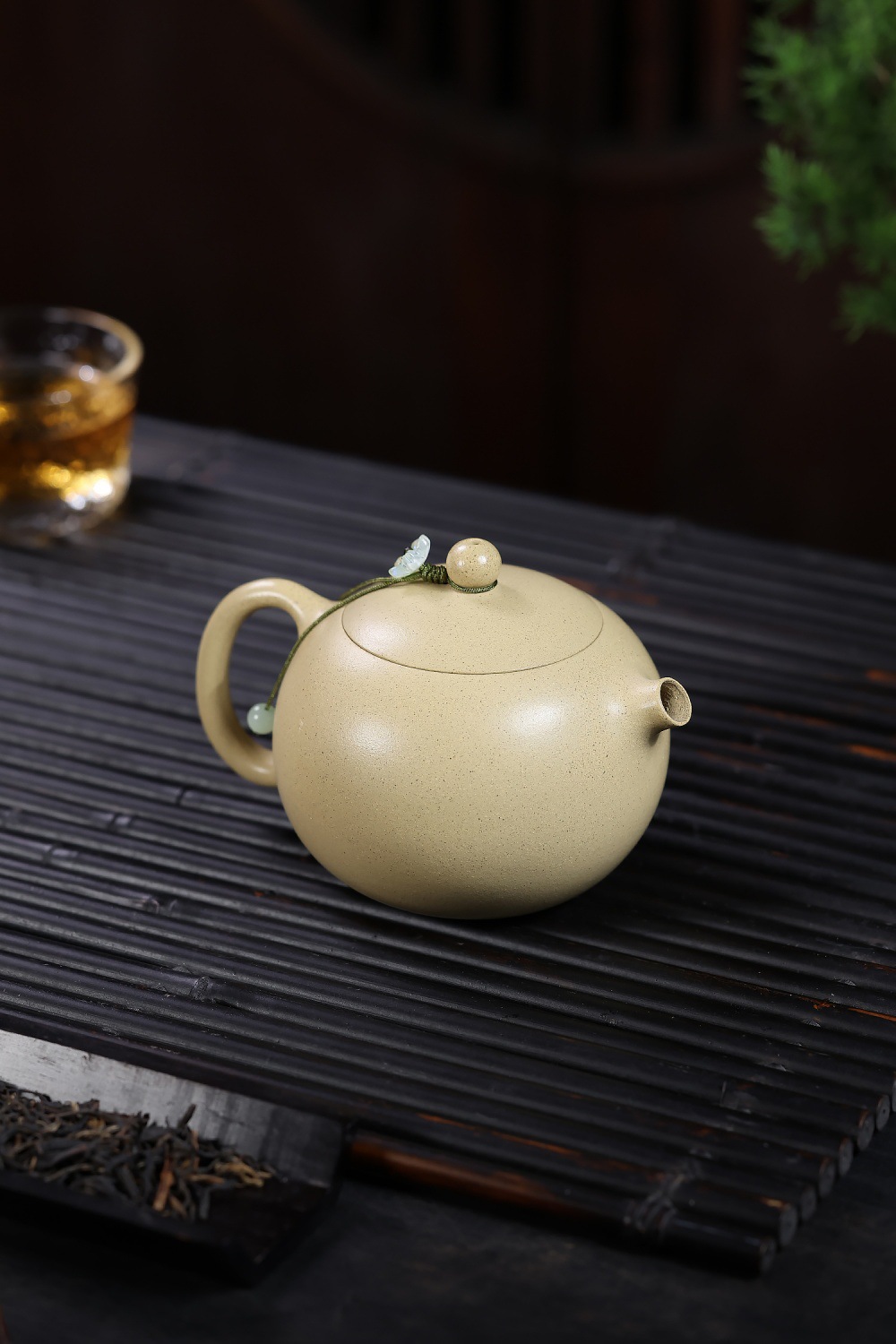 宜興紫砂壺原礦本山綠泥河豚西施壺(190ml)，南山居手工段泥紫砂壺，壺身米黃溫潤，質地細膩，造型圓融，壺紐飾品雅緻。