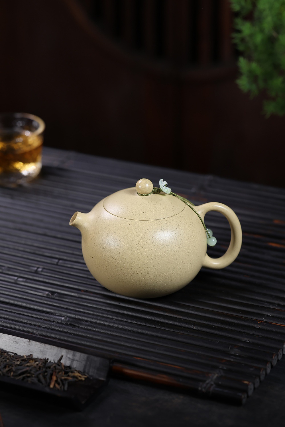宜興紫砂壺原礦本山綠泥河豚西施壺(190ml)，南山居手工原礦段泥圓壺，壺身飽滿溫潤，手感細膩，茶道品茗必備。
