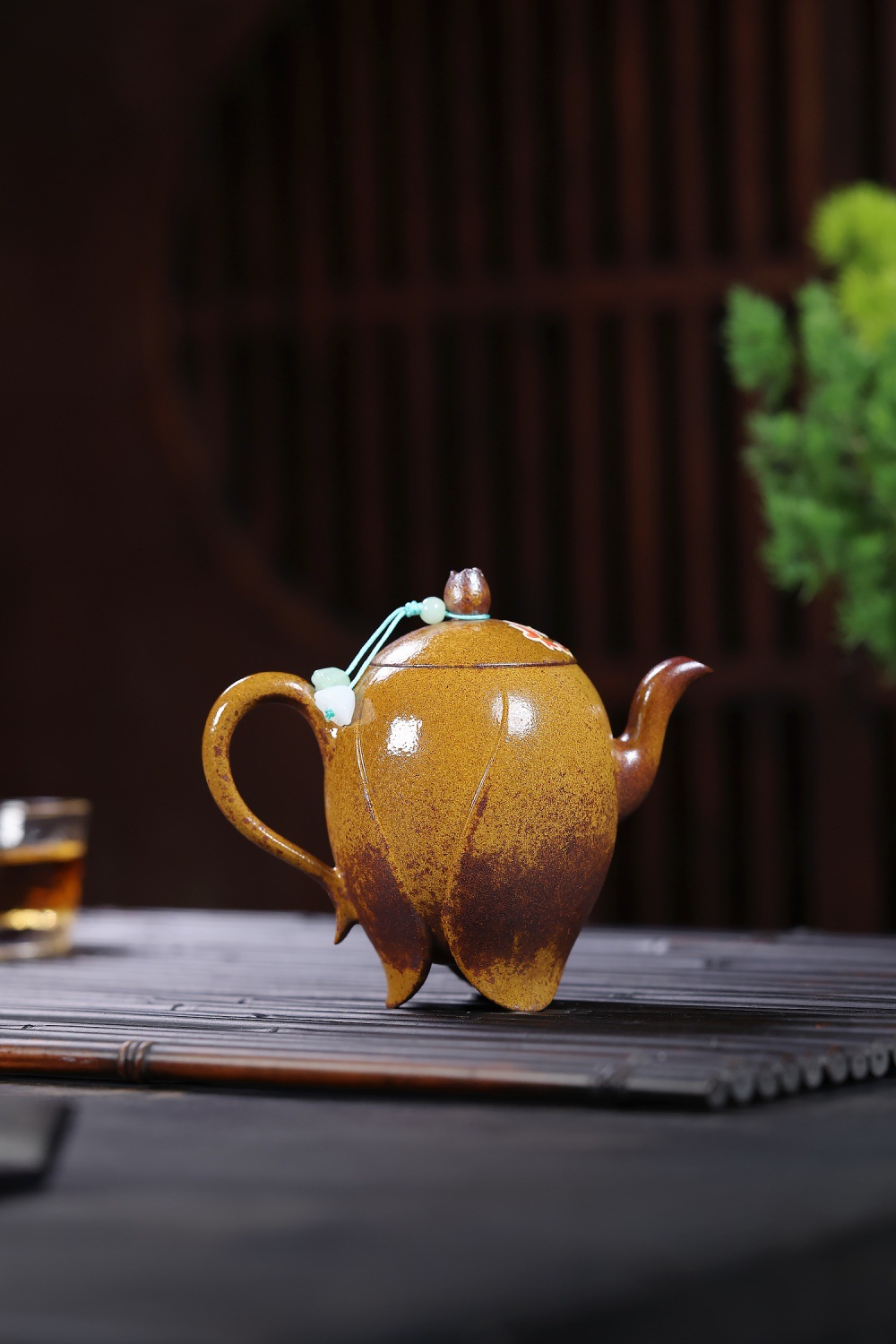 宜興紫砂壺原礦龍骨金砂喜上眉梢壺(170ml)，南山居手工粗砂壺，獨特果實造型與葉片底座，配雅緻流蘇，彰顯茶道禪意美學。