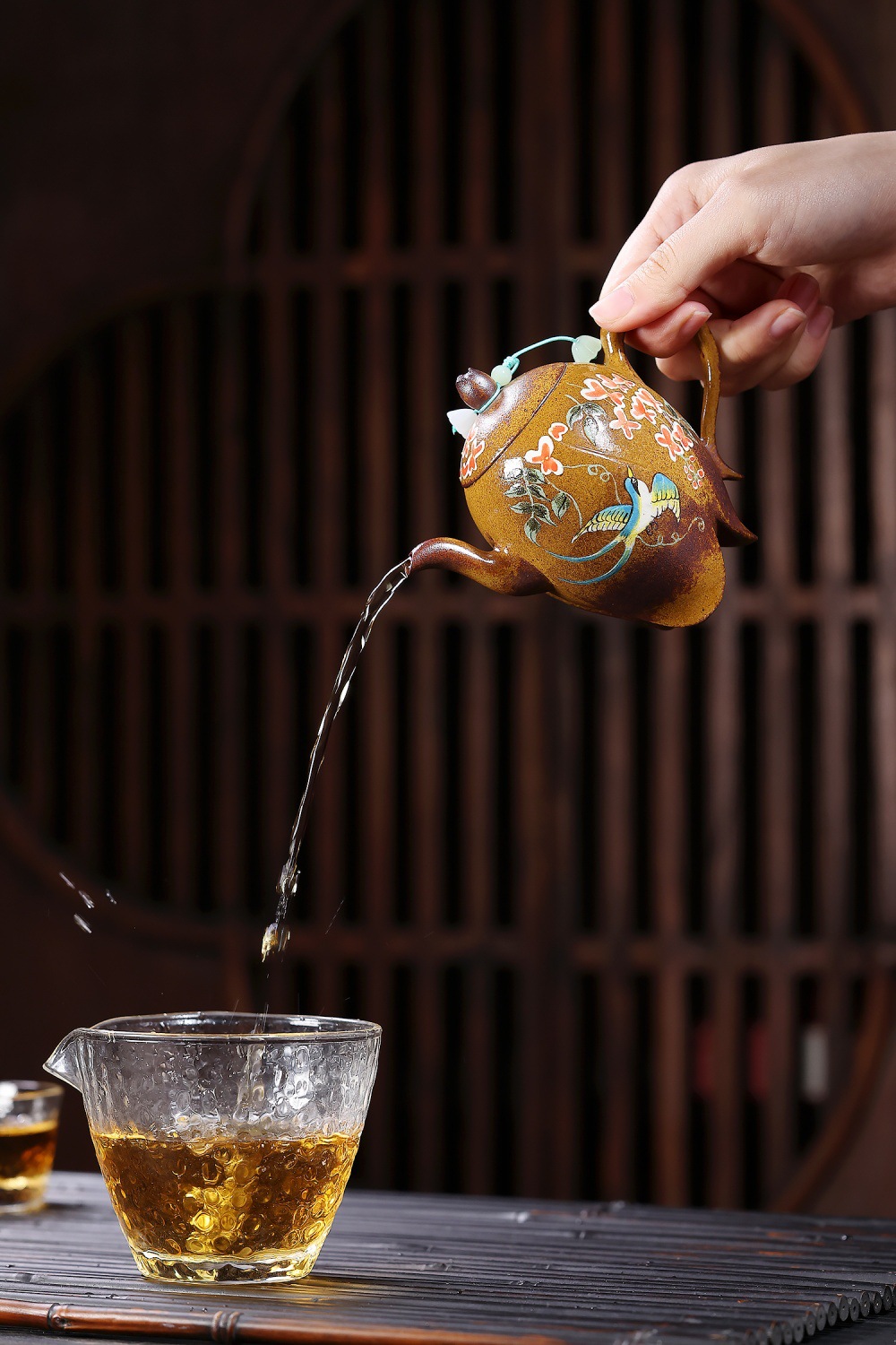 宜興紫砂壺原礦龍骨金砂喜上眉梢壺(170ml)，南山居手工彩繪陶壺，壺身描繪精美鳥花圖案，茶湯流暢注入玻璃公道杯。
