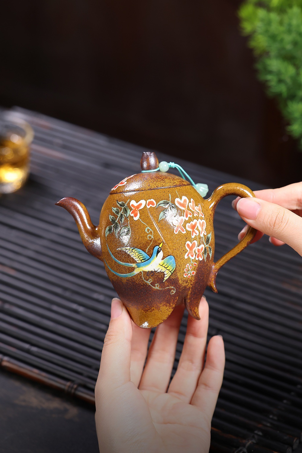 宜興紫砂壺原礦龍骨金砂喜上眉梢壺(170ml)，南山居手繪花鳥彩繪陶瓷茶壺，壺身仿瓜形三足設計，綴以生動藍鳥與紅花圖案，獨具東方雅韻。