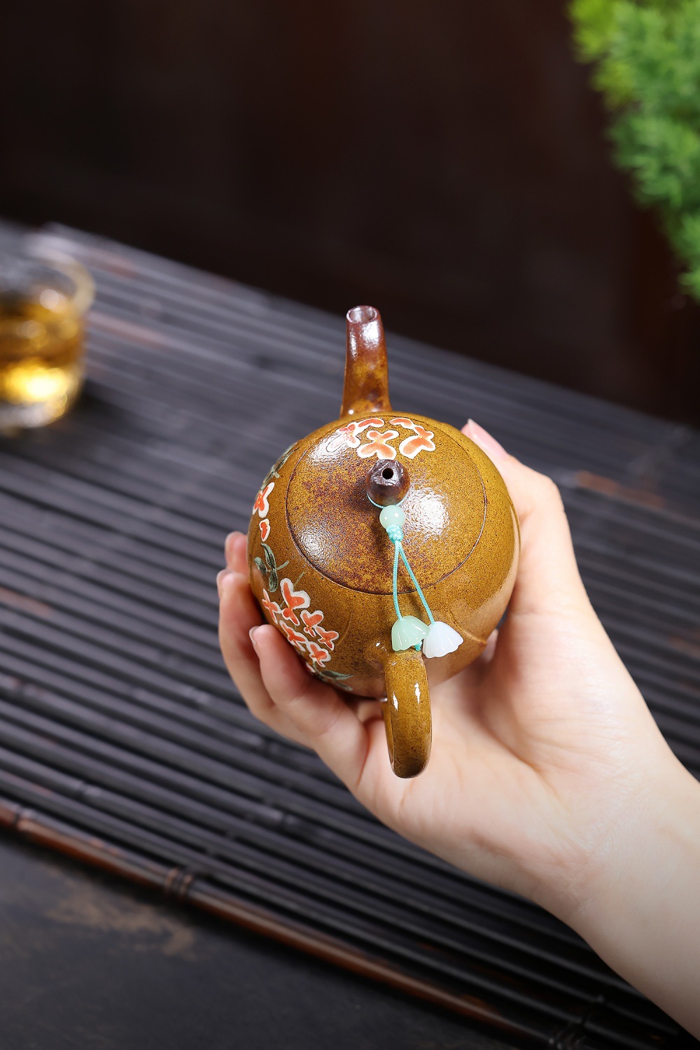 宜興紫砂壺原礦龍骨金砂喜上眉梢壺(170ml)，南山居手繪花卉陶壺，泥色溫潤古樸，飾以精緻梅花彩繪，盡顯茶道雅趣。