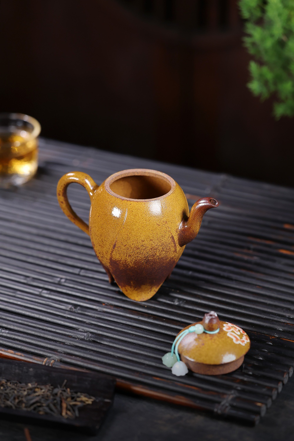 宜興紫砂壺原礦龍骨金砂喜上眉梢壺(170ml)，南山居手工柴燒陶壺，壺身呈獨特瓜形，泥色溫潤，配雅緻壺蓋與玉珠吊飾。