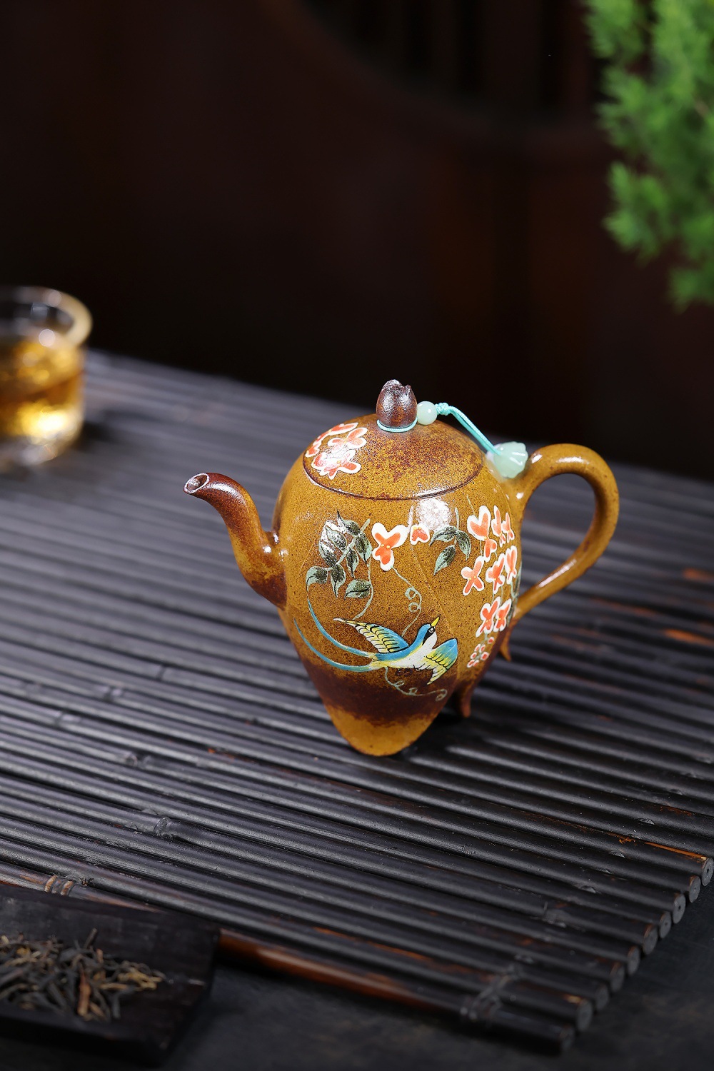 宜興紫砂壺原礦龍骨金砂喜上眉梢壺(170ml)，南山居手繪花鳥彩繪粗陶茶壺，壺身獨特梨形設計，復古泥色搭配精緻鳥語花香圖案，彰顯茶道雅趣。