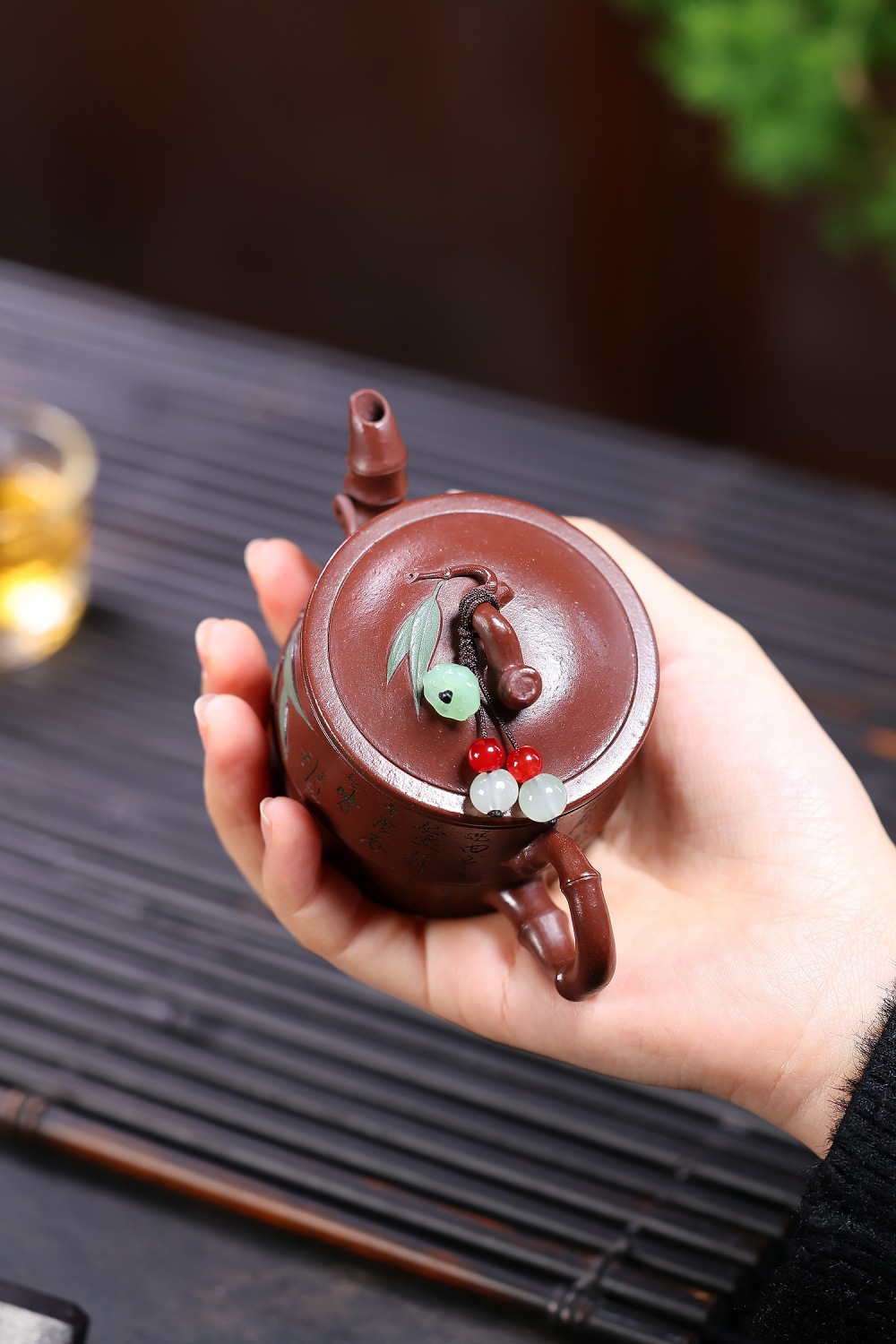 宜興紫砂壺原礦金砂書法竹段西施壺(100ml)，南山居精緻紫砂茶壺，壺身雕刻書法藝術，搭配玉石吊飾，造型古樸典雅，展現專業茶道工藝。