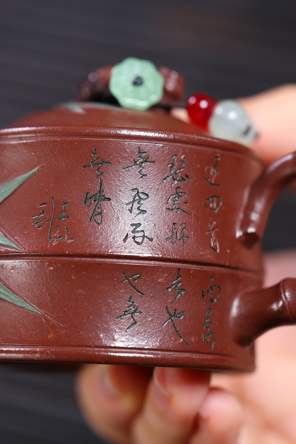 宜興紫砂壺原礦金砂書法竹段西施壺(100ml)，南山居精選紫砂蓋碗，壺身刻有優雅書法與竹葉紋飾，展現深厚人文氣息。