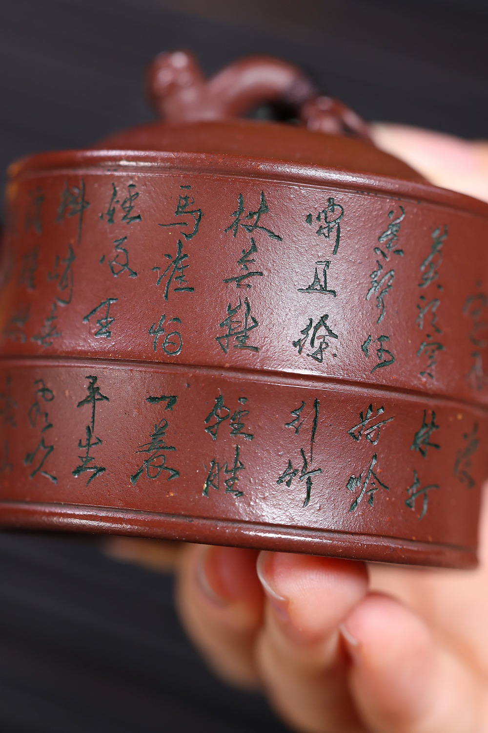 宜興紫砂壺原礦金砂書法竹段西施壺(100ml)，南山居手工紫砂壺局部，壺身鐫刻精美書法題字，泥料細膩溫潤，展現深厚人文底蘊。