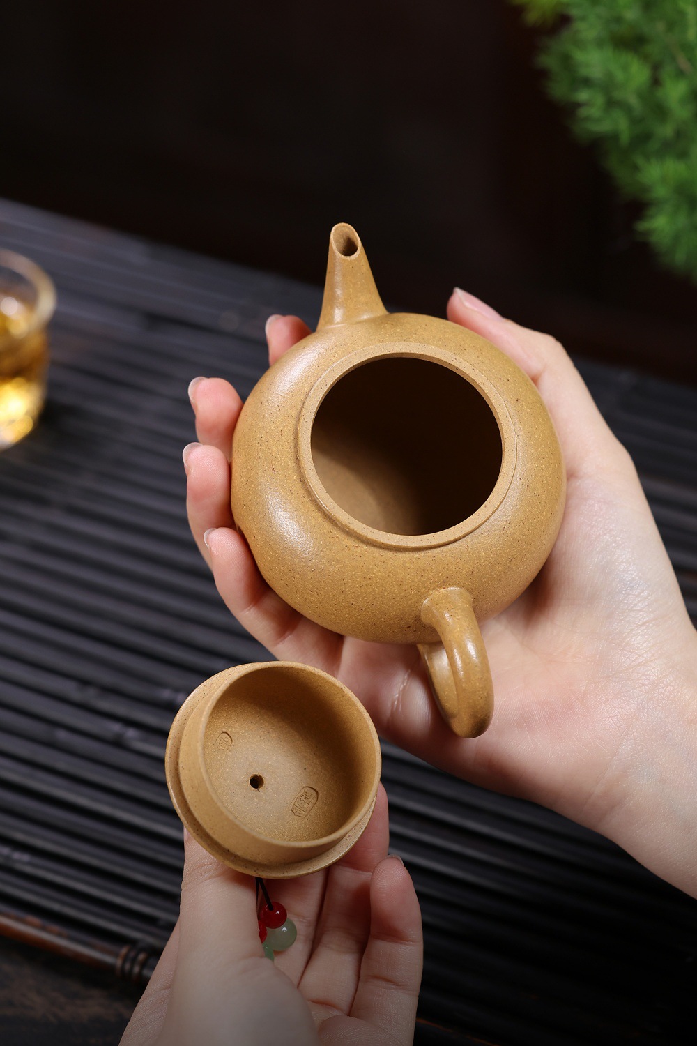 宜興紫砂壺原礦黃金段泥文人水平壺(180ml)，南山居手工紫砂圓壺，壺身泥色溫潤素雅，質感細膩，呈現茶具的質樸與禪意。