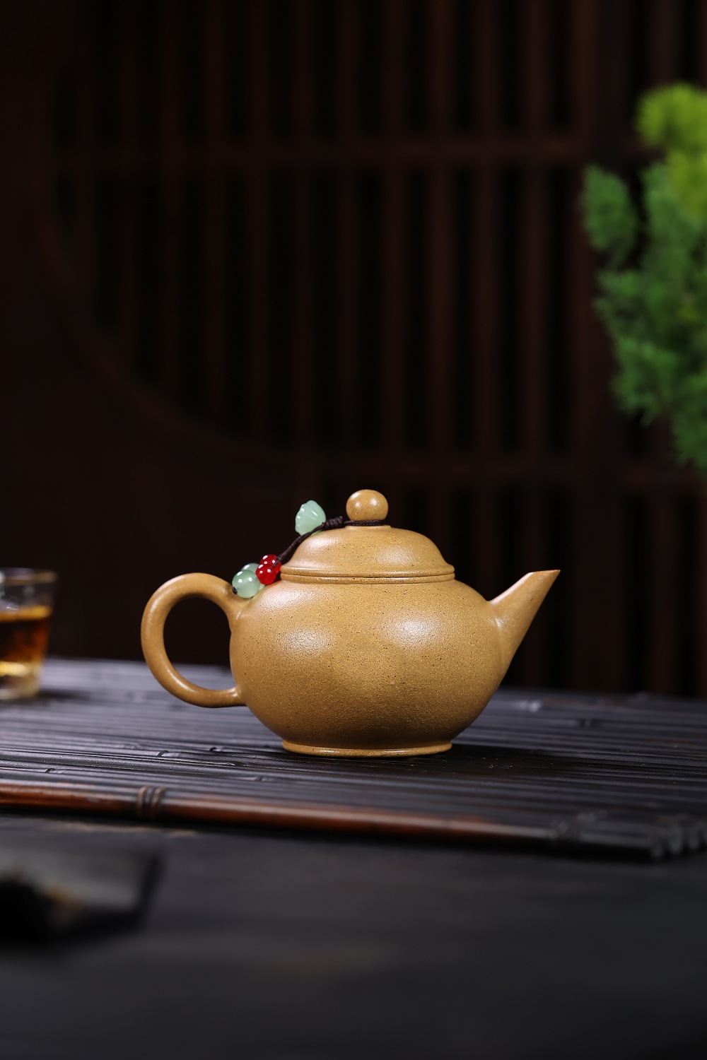 宜興紫砂壺原礦黃金段泥文人水平壺(180ml)，南山居手工段泥紫砂壺，壺身圓潤古樸，泥質溫潤含砂，壺把點綴禪意飾珠。