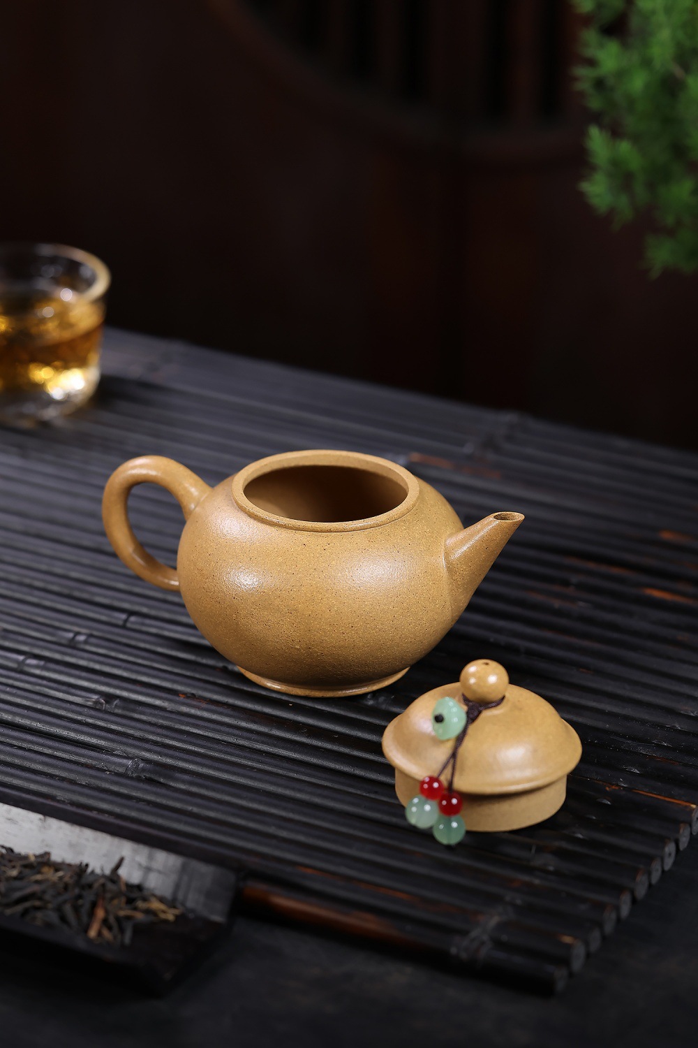 宜興紫砂壺原礦黃金段泥文人水平壺(180ml)，南山居手工段泥茶壺，壺身圓潤飽滿，泥質溫潤，配雅緻壺蓋串飾，展現精品茶具的禪意美學。