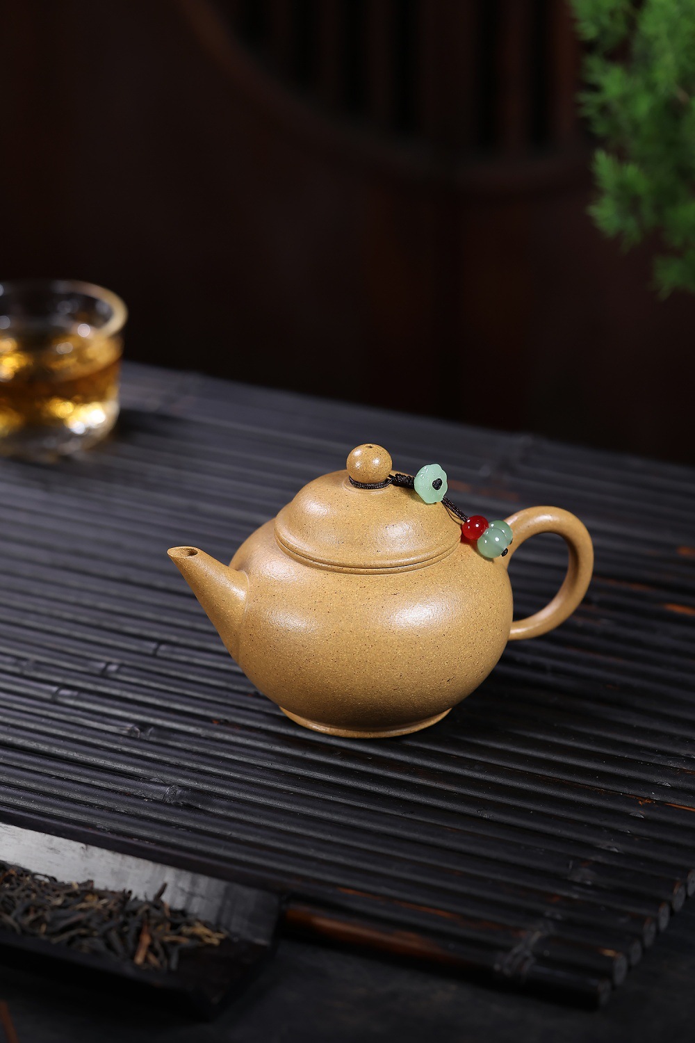 宜興紫砂壺原礦黃金段泥文人水平壺(180ml)，南山居手工淺棕色紫砂茶壺，壺身圓潤飽滿，壺蓋飾有精緻珠串，展現茶道美學。