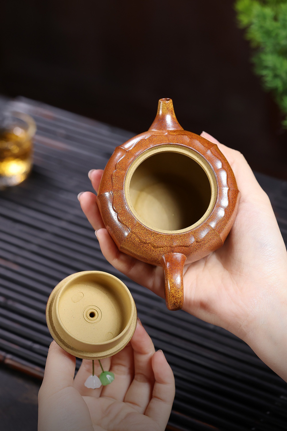 宜興紫砂壺原礦龍骨金砂荷氣生財壺(180ml)，南山居手工朱泥瓜棱紫砂壺，壺身呈溫潤紅褐色，刻有精緻菊花瓣紋，壺蓋飾有雅緻玉珠。