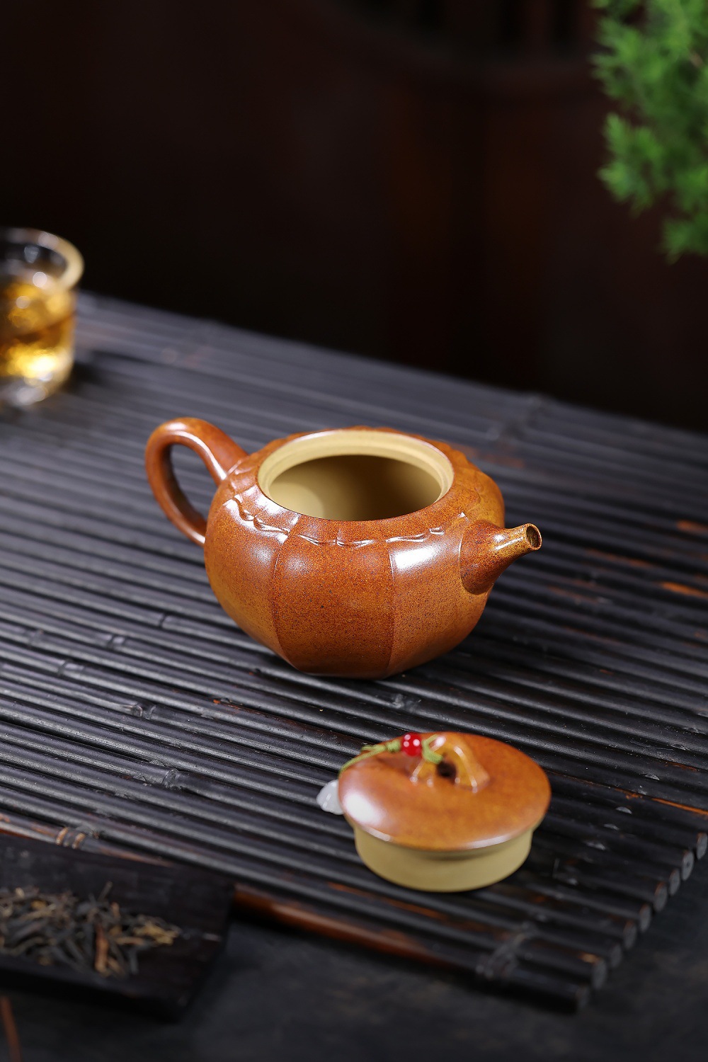 宜興紫砂壺原礦龍骨金砂荷氣生財壺(180ml)，南山居精緻瓜棱紫砂壺，器型飽滿富有層次感，泥質溫潤，是品茗絕佳茶具。