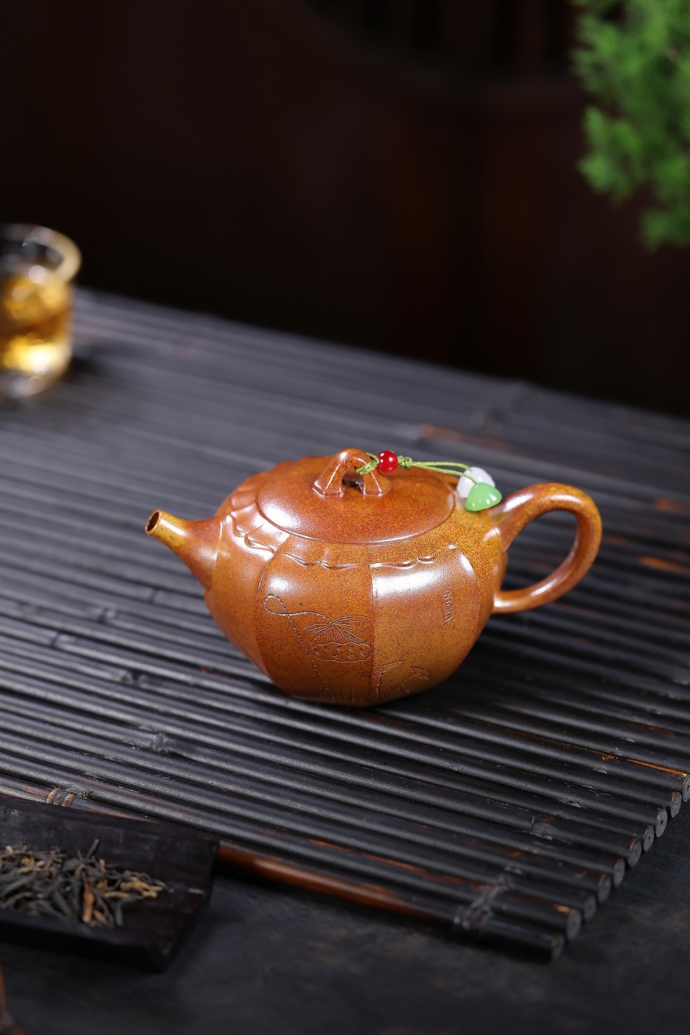 宜興紫砂壺原礦龍骨金砂荷氣生財壺(180ml)，南山居手工紫砂壺，壺身呈瓜稜狀，飾有雅緻蓮花刻繪，泥色溫潤古樸，是品茗的雅緻茶具。