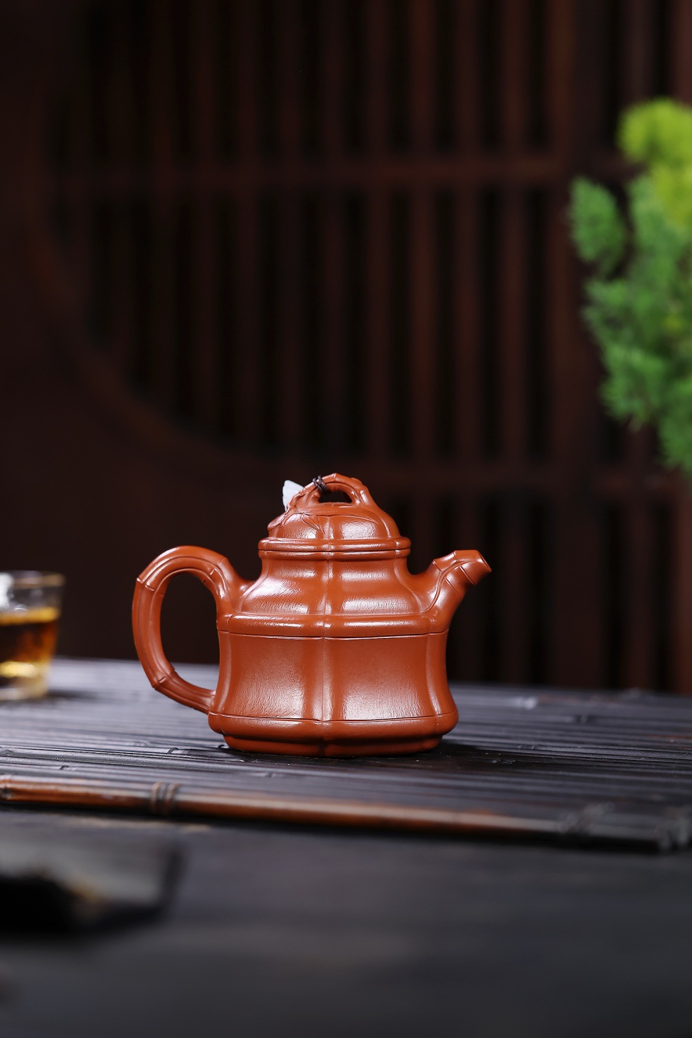 宜興紫砂壺原礦小煤窯朱泥竹鼎壺(160ml)，南山居手工竹節紫砂壺，壺身呈現經典竹節造型，泥料細膩色澤古樸，展現禪意品茗質感。