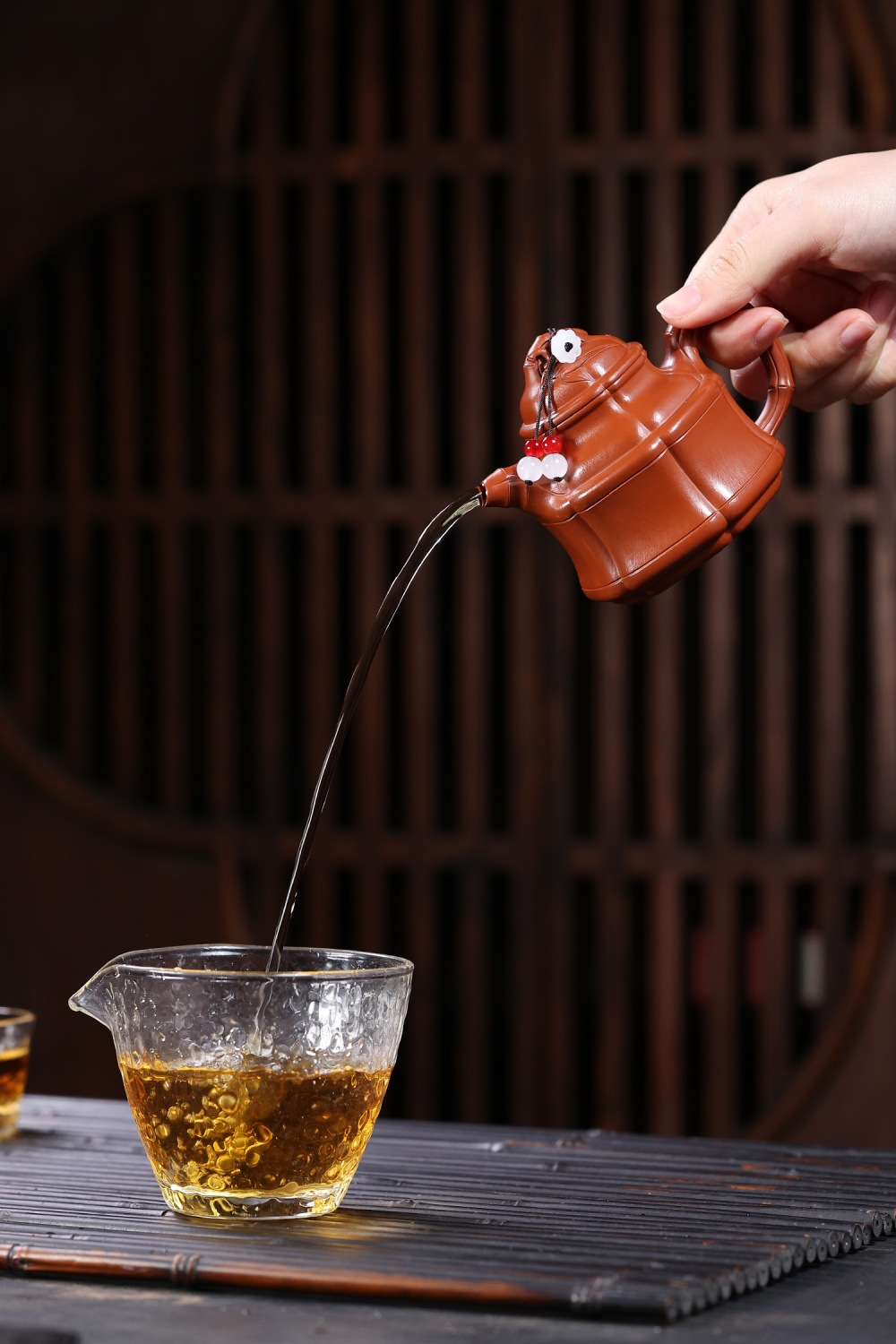 宜興紫砂壺原礦小煤窯朱泥竹鼎壺(160ml)，南山居精緻手工竹節紫砂壺，壺身線條剛勁優雅，出水如柱，展現專業茶具的氣韻與匠心。
