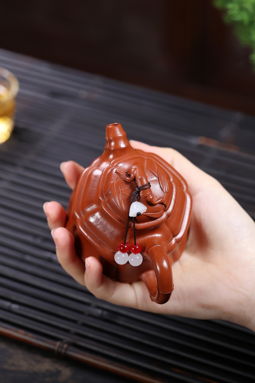 宜興紫砂壺原礦小煤窯朱泥竹鼎壺(160ml)，南山居手工紫砂壺，壺身竹節造型生動，細緻雕刻工藝展現古樸雅韻，適合品茗收藏。