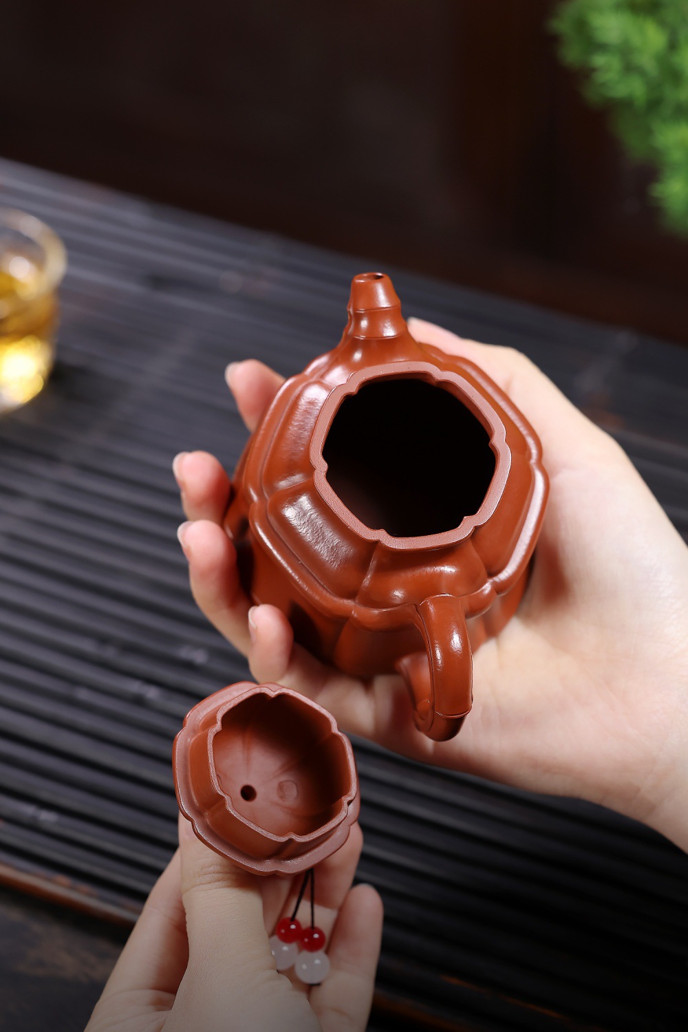 宜興紫砂壺原礦小煤窯朱泥竹鼎壺(160ml)，南山居手工紫砂花瓣壺，泥質細膩呈現筋紋花卉造型，精湛工藝展現壺內結構之美