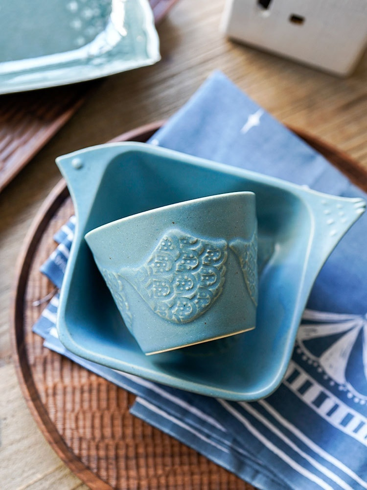 淺藍釉餐具組 / 日本益子燒，南山居青釉魚紋茶杯與茶具組，釉色清新如湖，魚鱗浮雕工藝精緻，展現雅致禪意茶席美學。
