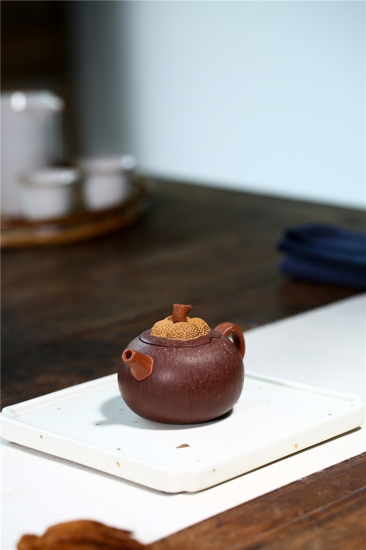宜興紫砂壺原礦紫泥山竹仿生壺(100ml)，南山居手工紫砂壺，壺蓋以自然風化質感呈現，壺身古樸厚實，展現極致禪意茶具工藝。