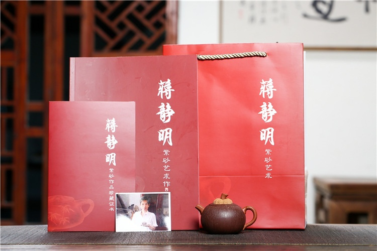 宜興紫砂壺原礦紫泥山竹仿生壺(100ml)，南山居蔣靜明紫砂壺作品，搭配紅色珍藏證書禮盒，展現名家工藝與典雅氣息。