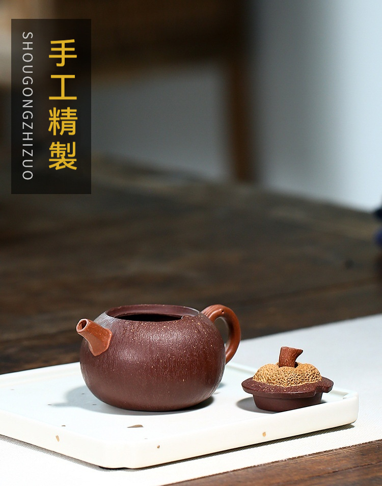 宜興紫砂壺原礦紫泥山竹仿生壺(100ml)，南山居純手工紫砂壺，壺身質感沉穩，蓋鈕造型別緻，展現專業工藝與禪意茶道美學。