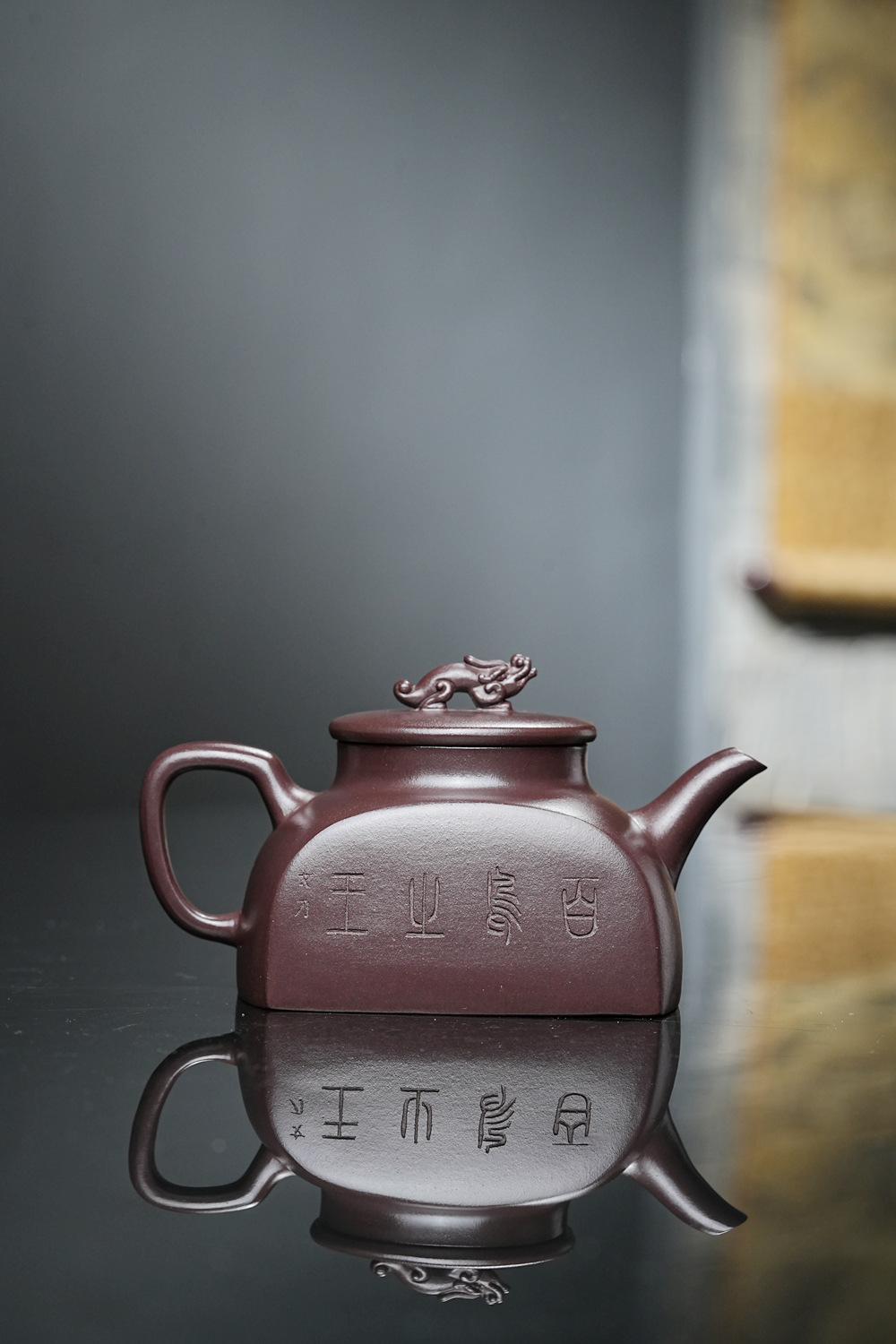 宜興紫砂壺原礦深紫泥孔雀半月壺(230ml)，南山居手工紫砂壺，壺身刻有雅致文字，壺紐為精雕瑞獸造型，材質渾厚色澤古樸。